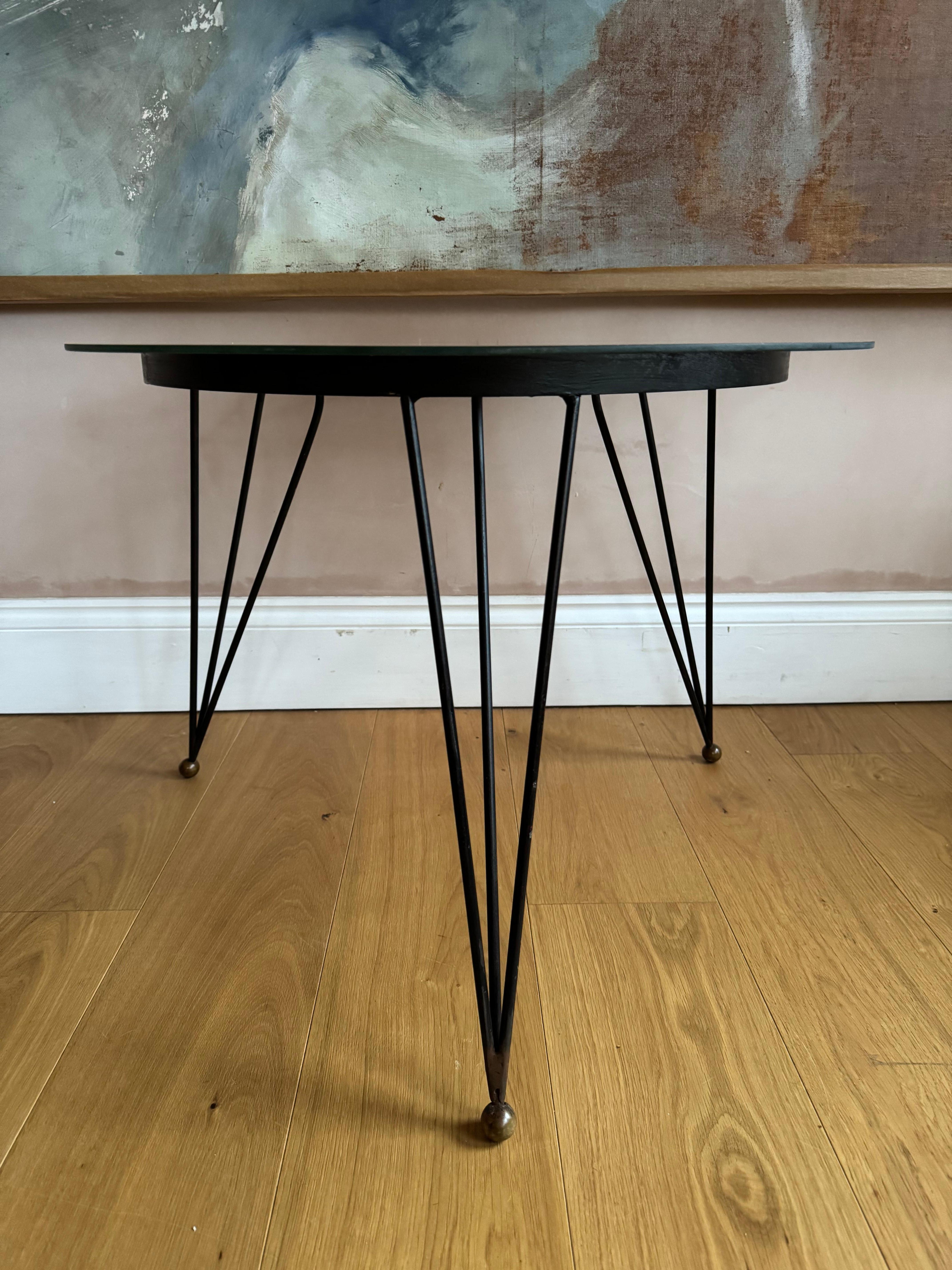 Table d'appoint en métal noir et doré des années 50, plateau en verre en vente 4