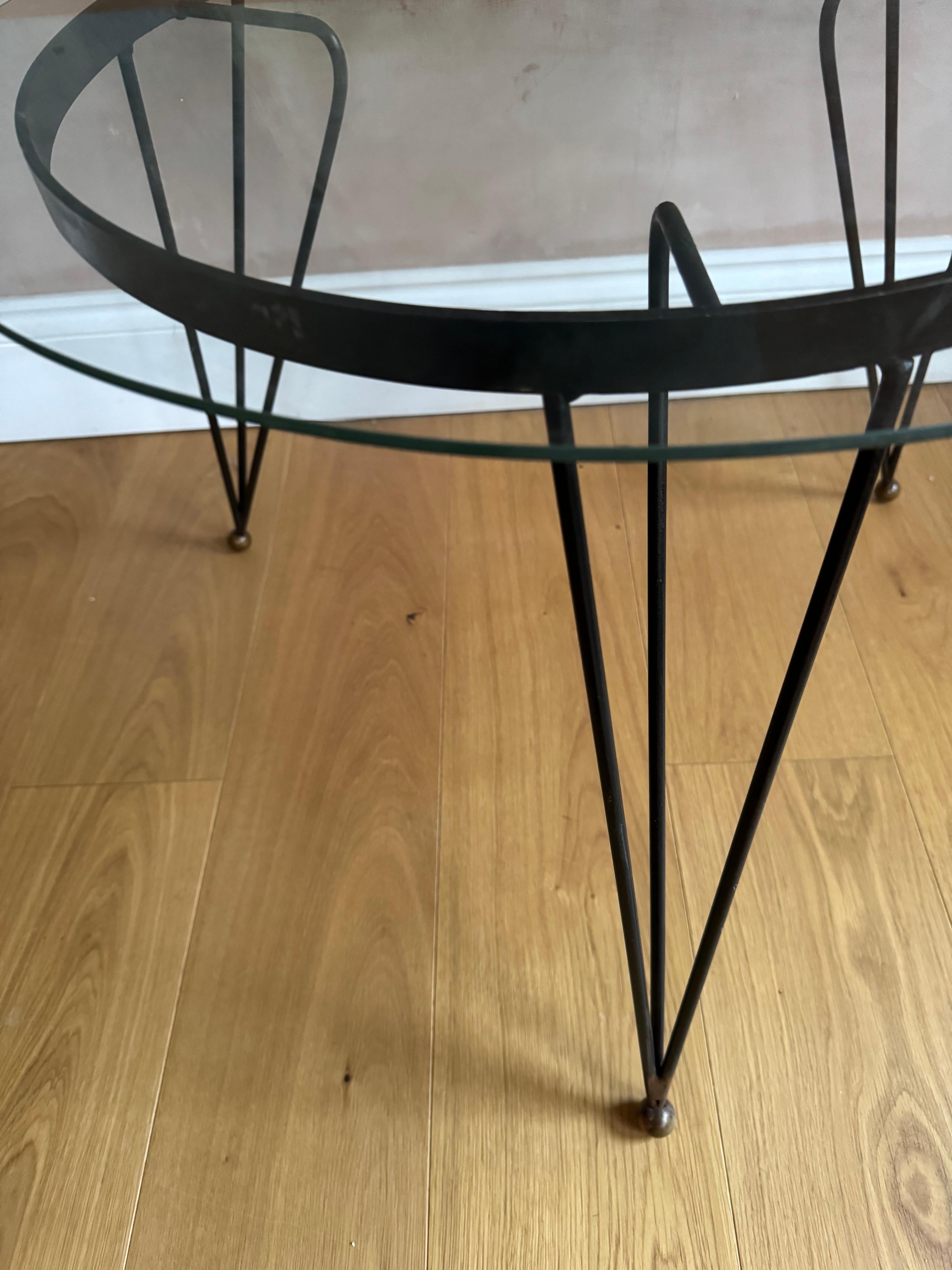 Mid-Century Modern Table d'appoint en métal noir et doré des années 50, plateau en verre en vente