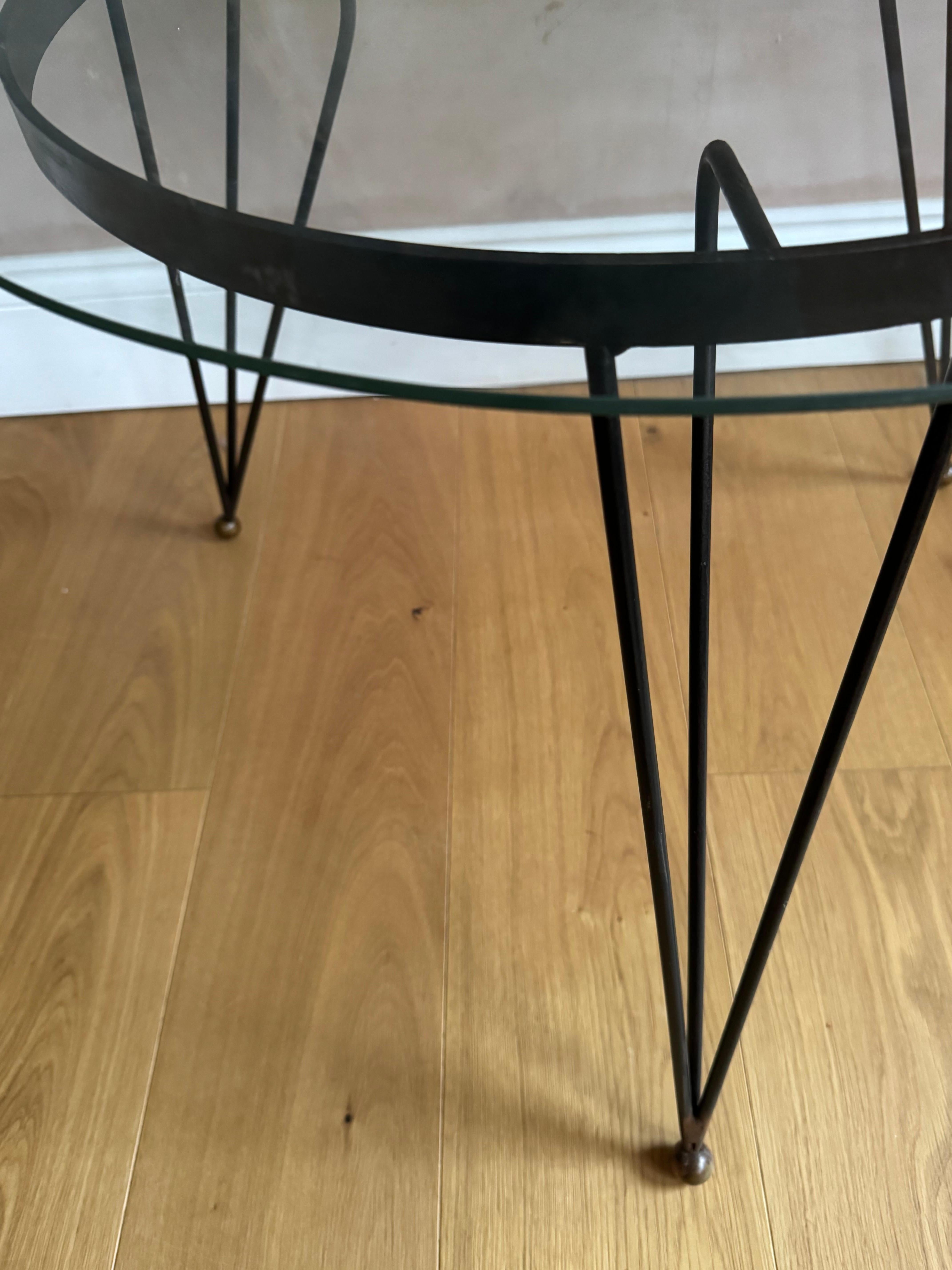 Français Table d'appoint en métal noir et doré des années 50, plateau en verre en vente