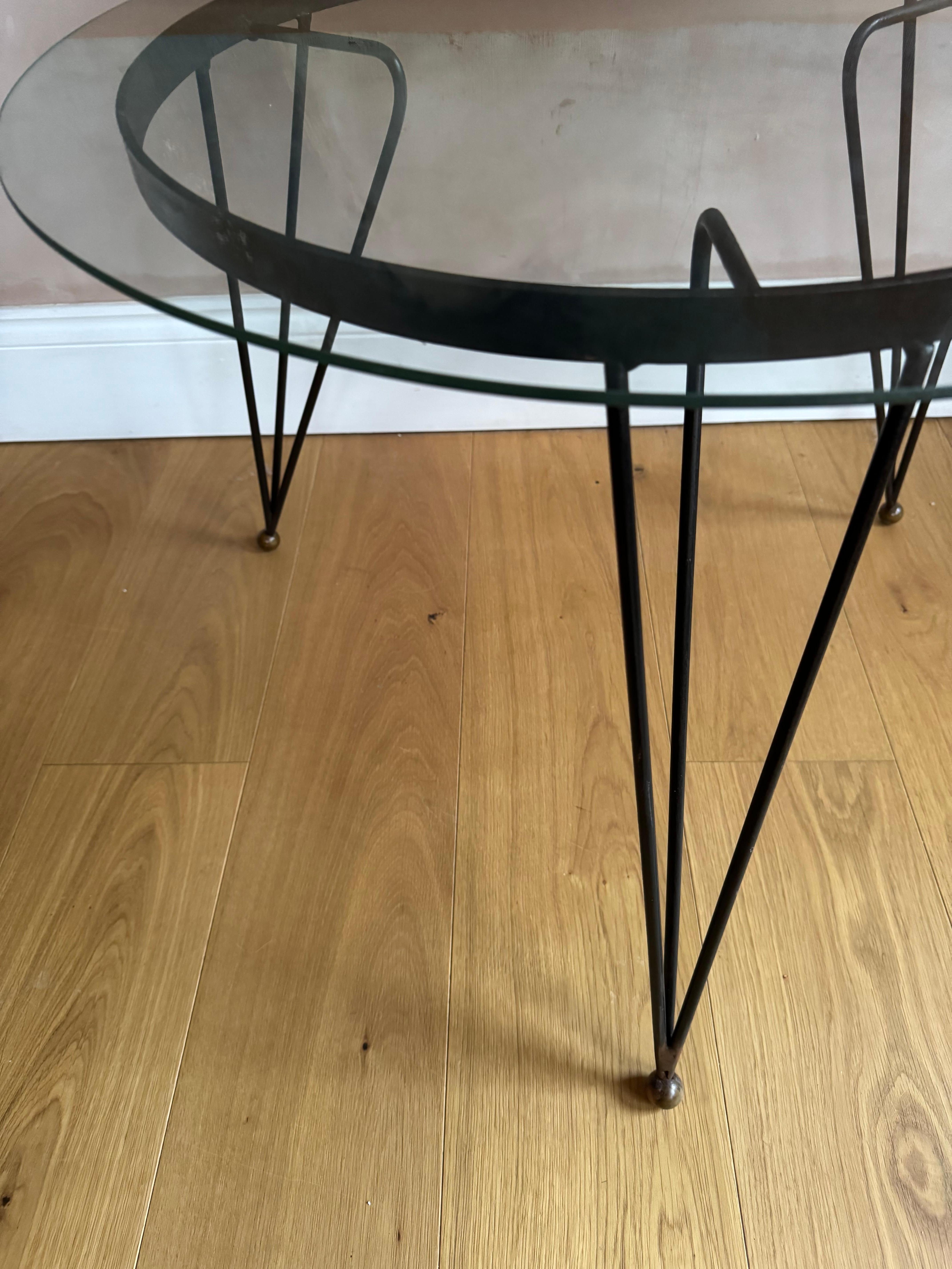 Table d'appoint en métal noir et doré des années 50, plateau en verre Bon état - En vente à London, GB