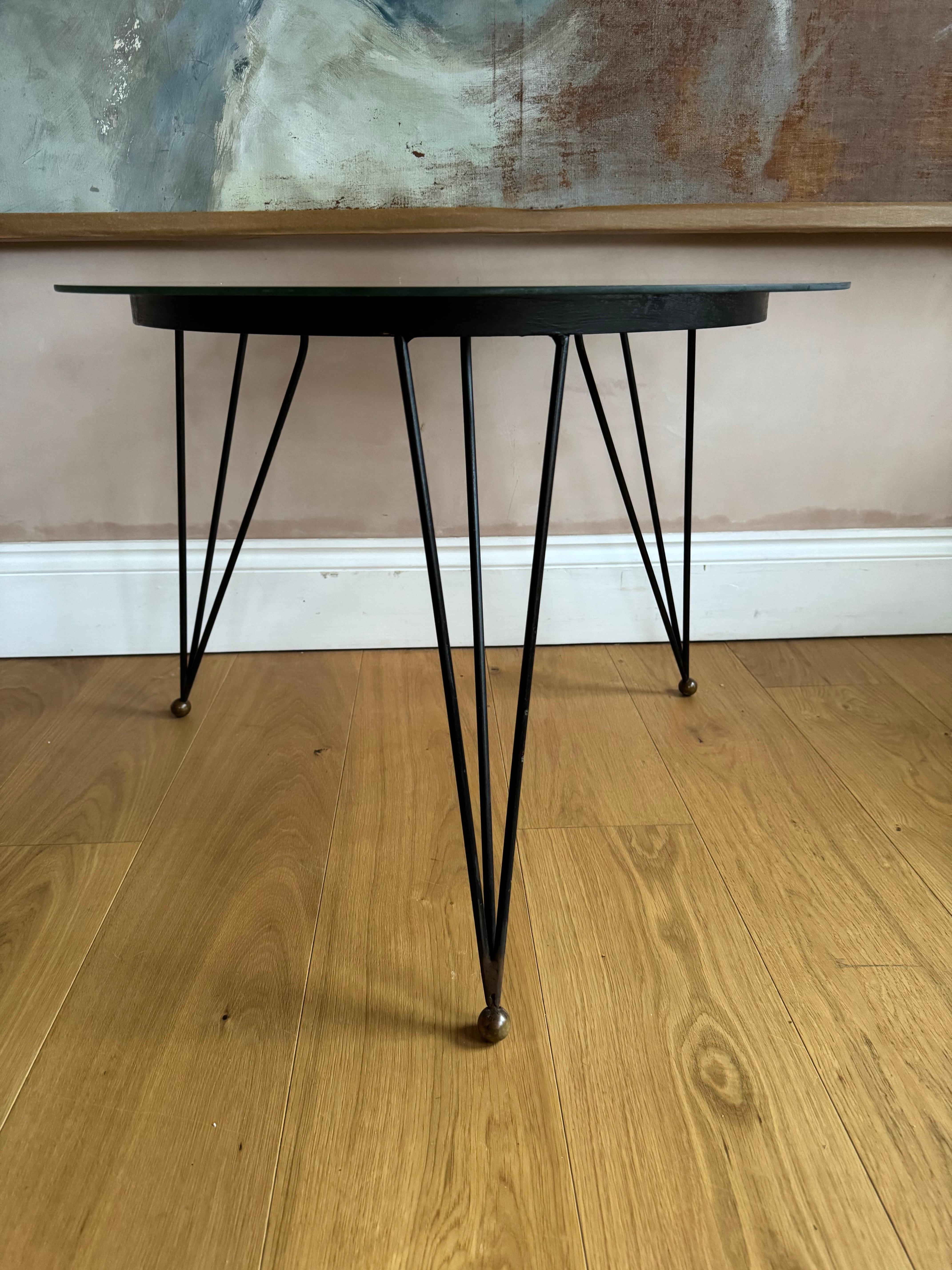 20ième siècle Table d'appoint en métal noir et doré des années 50, plateau en verre en vente