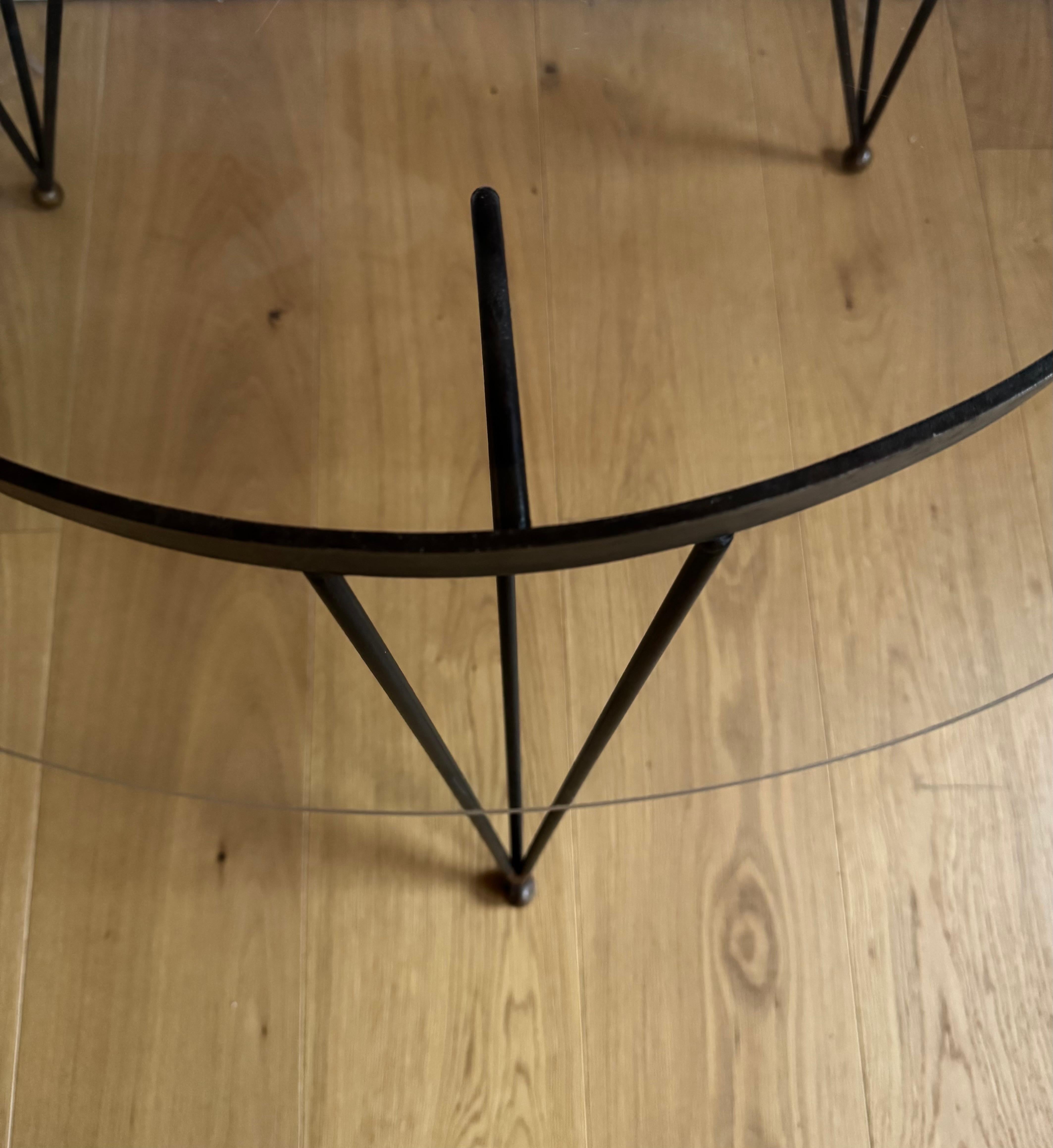 Métal Table d'appoint en métal noir et doré des années 50, plateau en verre en vente