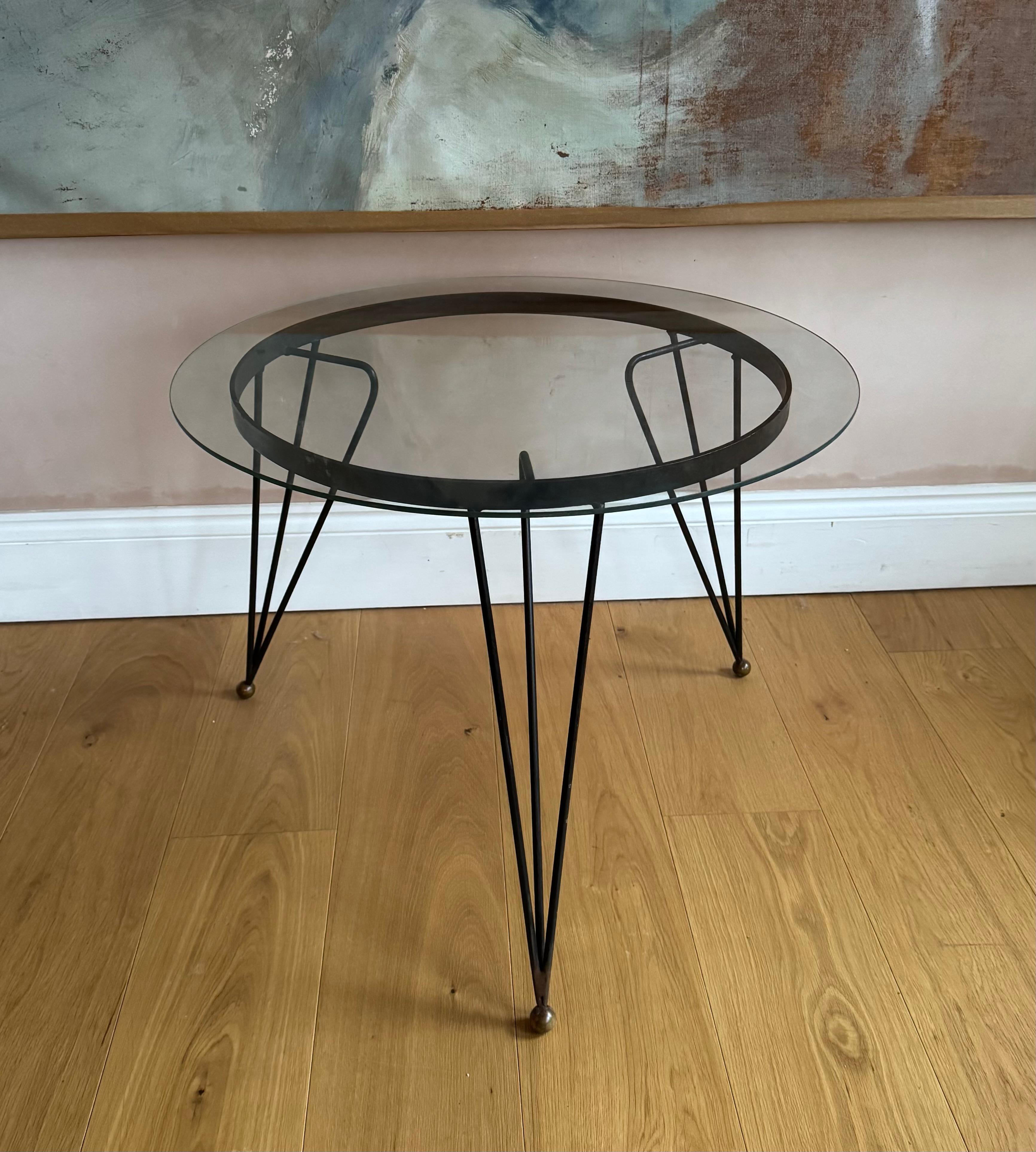 Table d'appoint en métal noir et doré des années 50, plateau en verre en vente 1