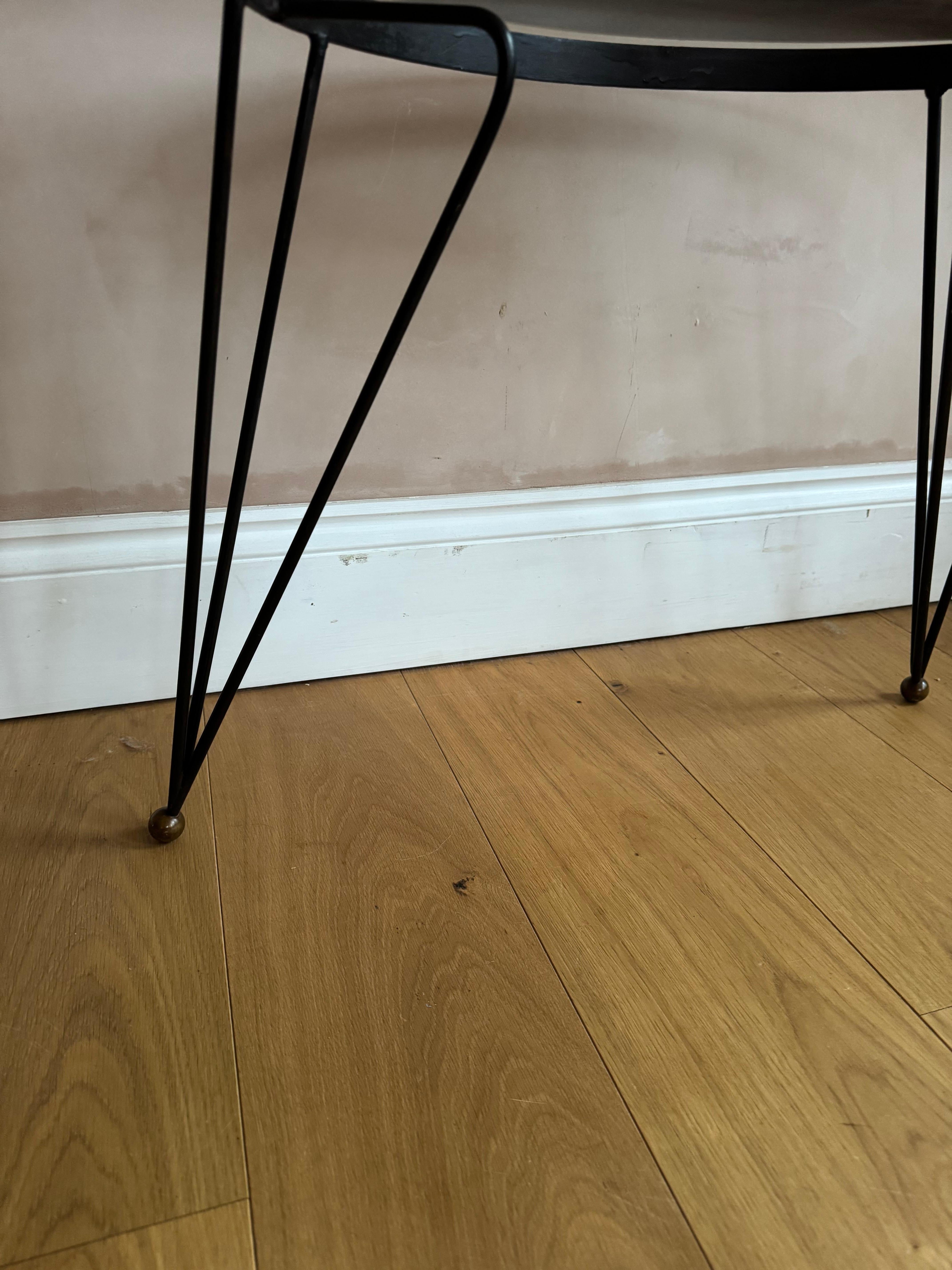 Table d'appoint en métal noir et doré des années 50, plateau en verre en vente 2