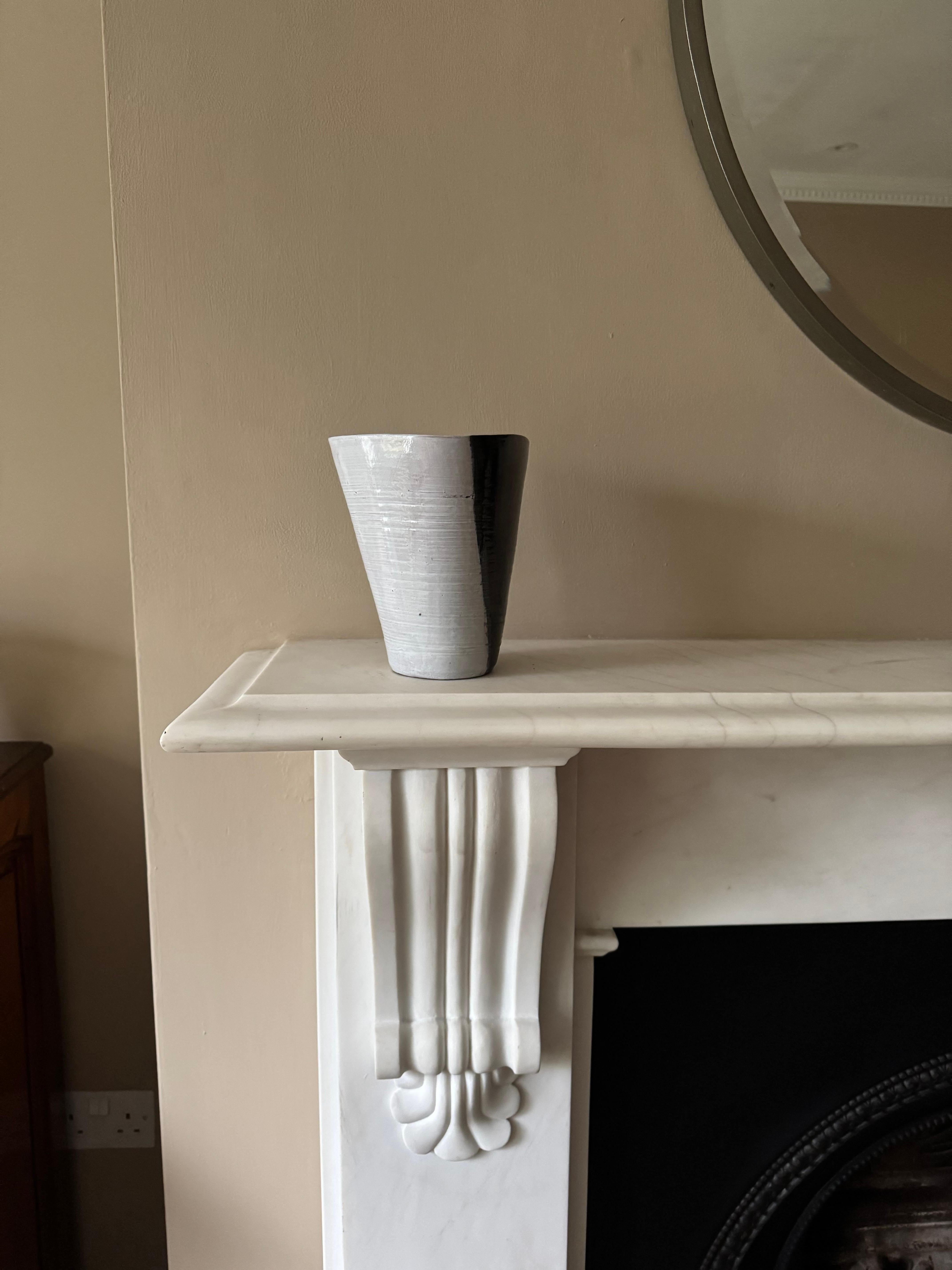 Grazioso vaso francese in ceramica smaltata in bianco e nero degli anni '50, con monogramma indistinto sul lato inferiore.