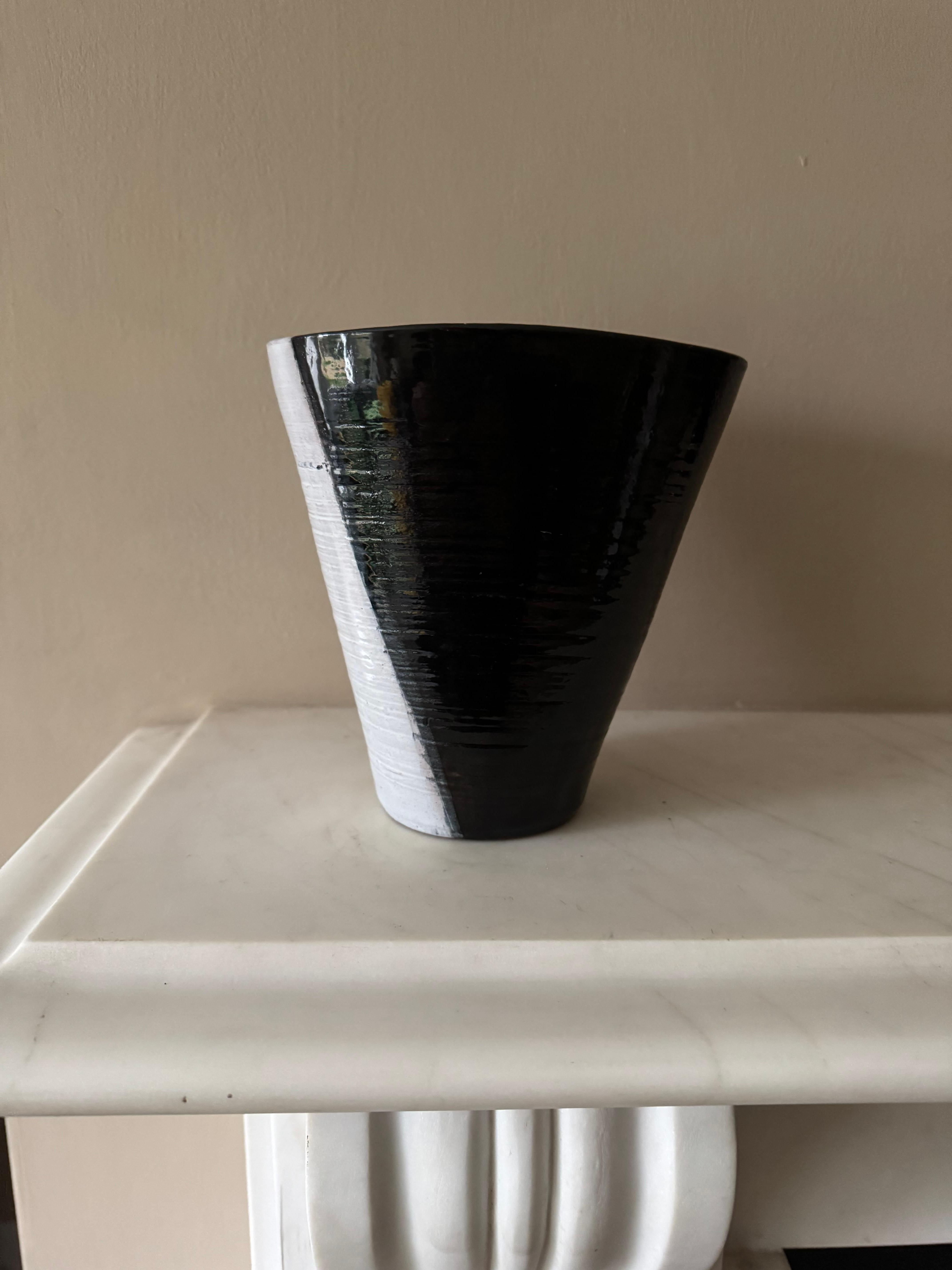 Mid-Century moderno Vaso francese in ceramica bianca e nera degli anni '50 nello stile di Roger Capron in vendita