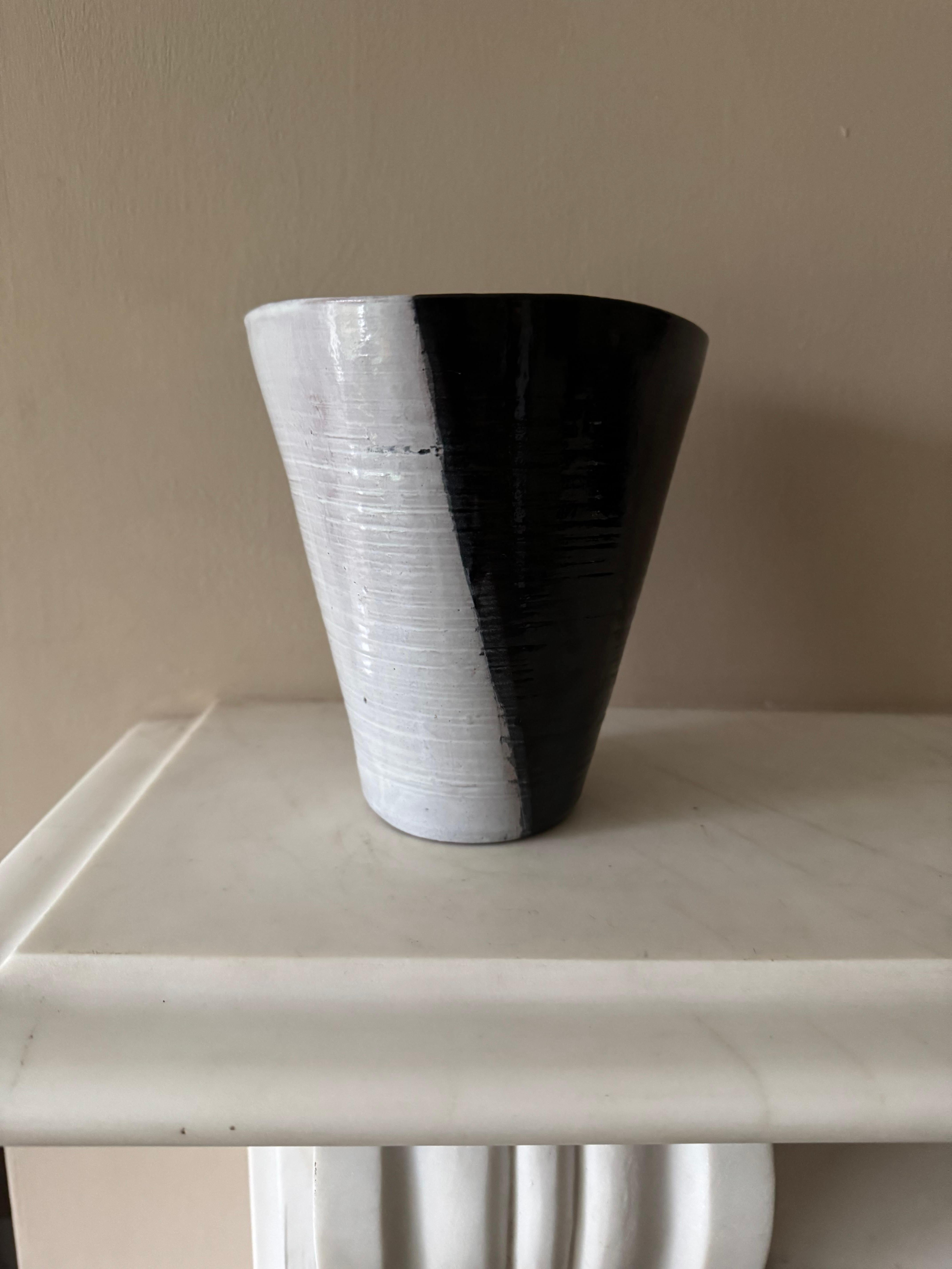 Francese Vaso francese in ceramica bianca e nera degli anni '50 nello stile di Roger Capron in vendita