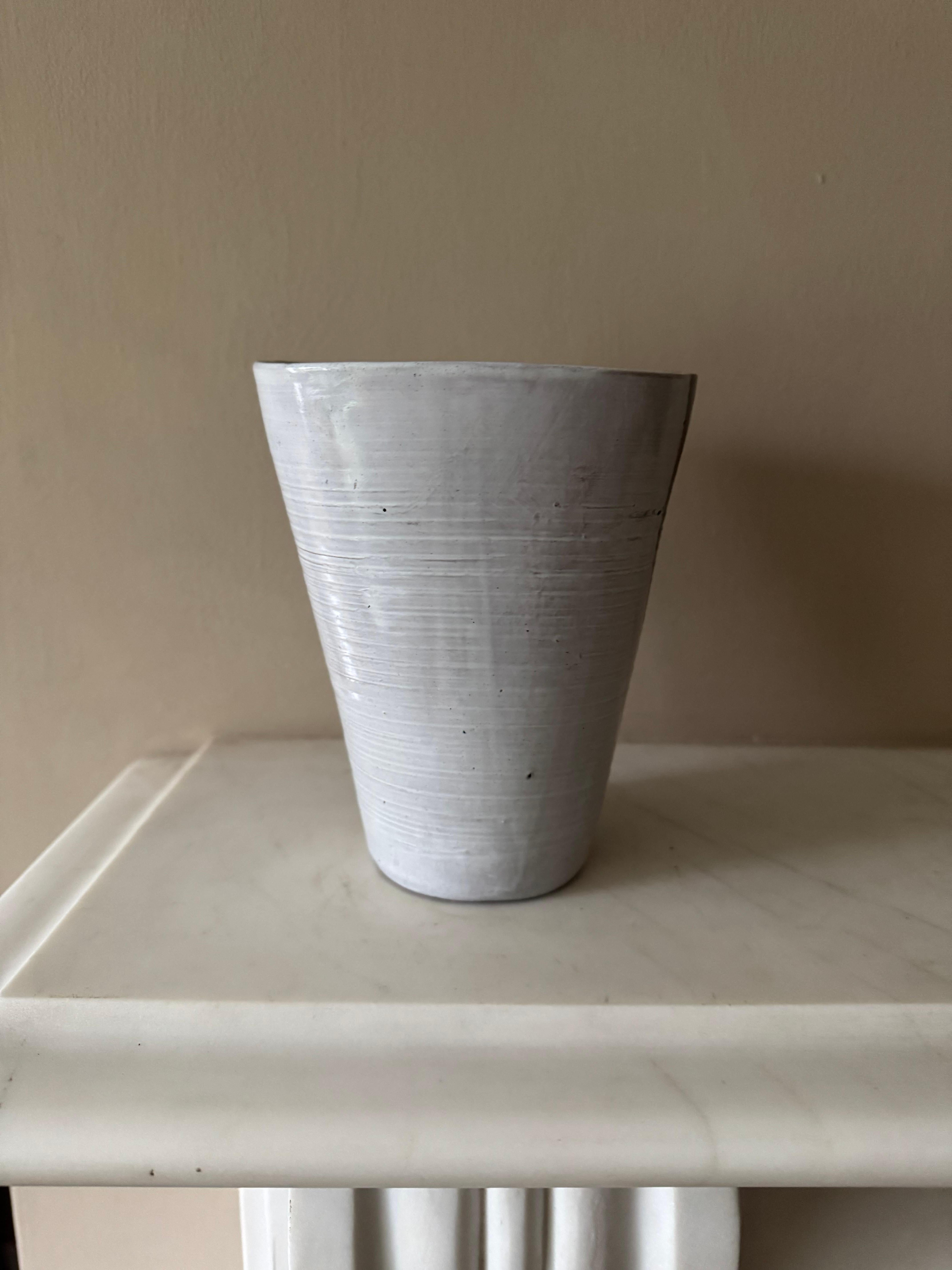 Smaltato Vaso francese in ceramica bianca e nera degli anni '50 nello stile di Roger Capron in vendita