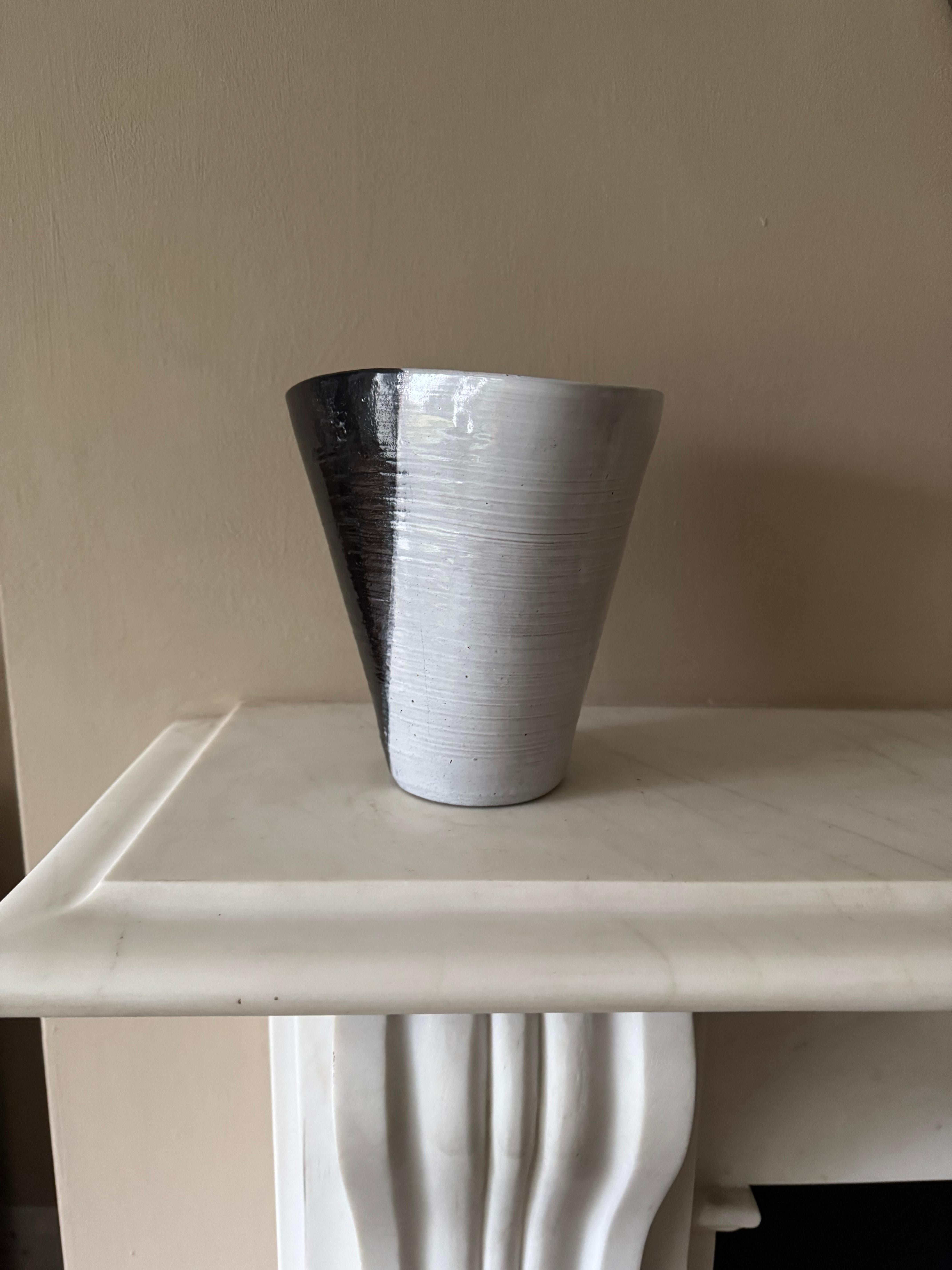 Vaso francese in ceramica bianca e nera degli anni '50 nello stile di Roger Capron In condizioni buone in vendita a London, GB