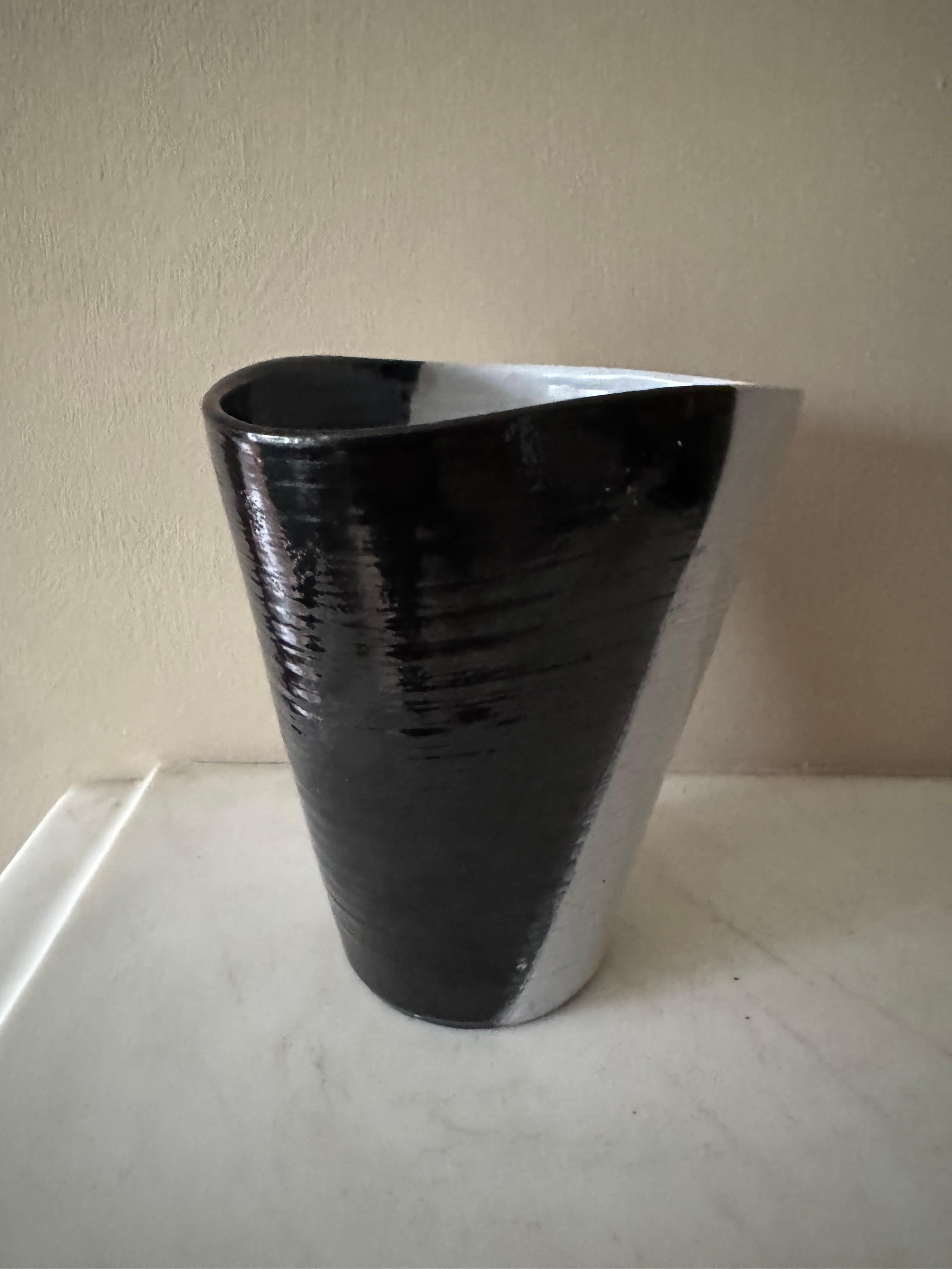 XX secolo Vaso francese in ceramica bianca e nera degli anni '50 nello stile di Roger Capron in vendita
