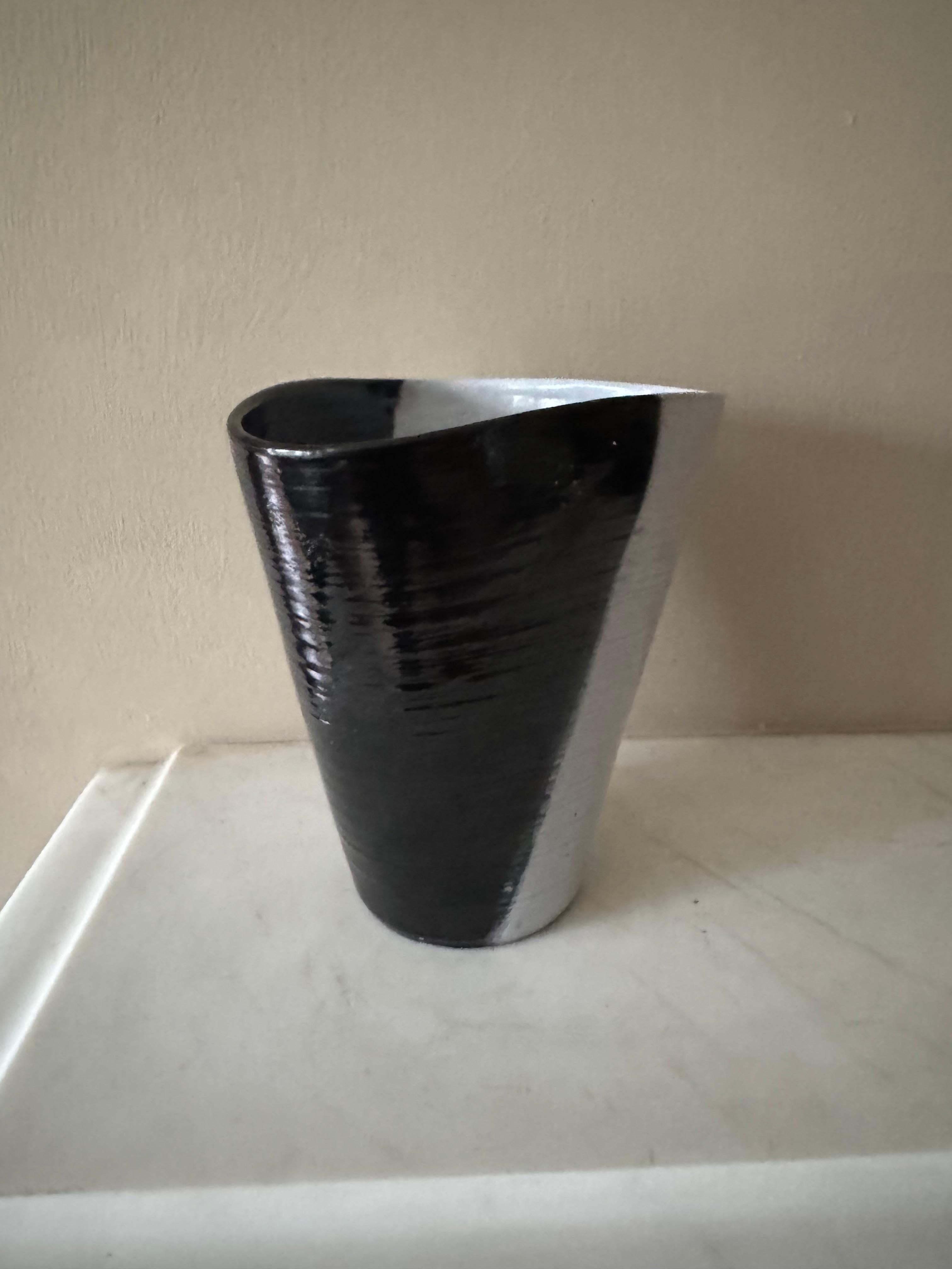 Ceramica Vaso francese in ceramica bianca e nera degli anni '50 nello stile di Roger Capron in vendita