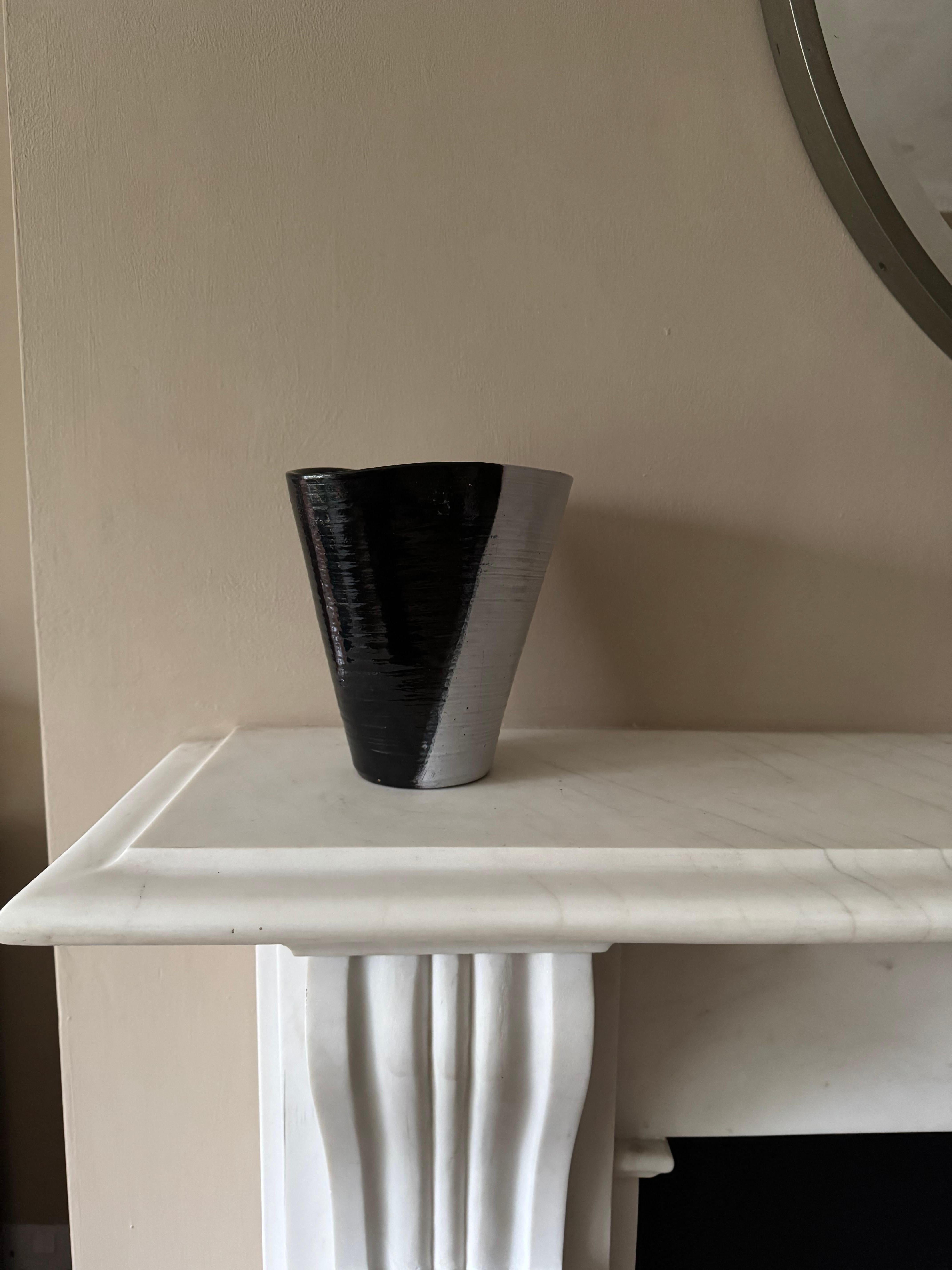Vaso francese in ceramica bianca e nera degli anni '50 nello stile di Roger Capron in vendita 1