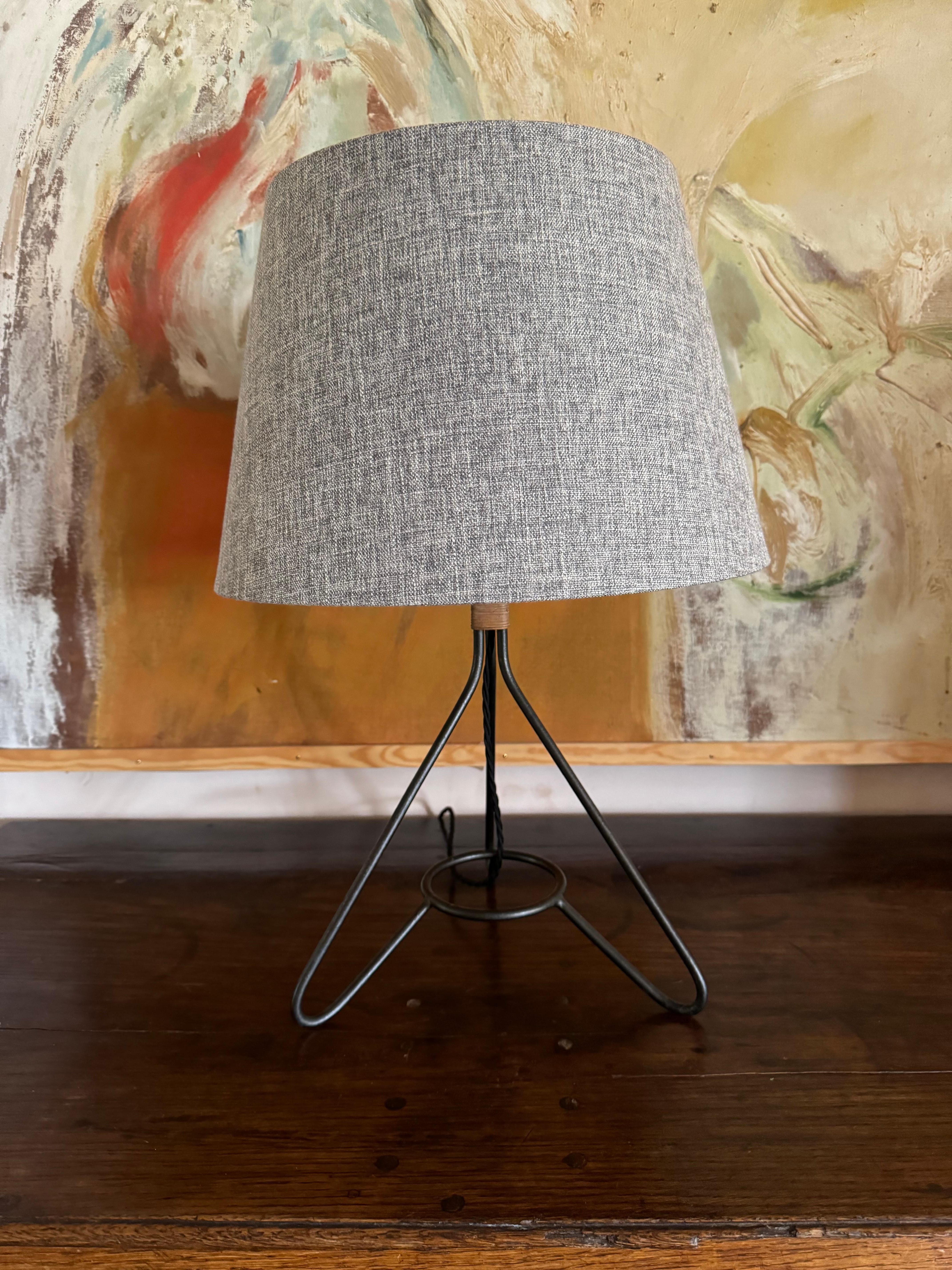 Lampada da tavolo francese degli anni '60 a treppiede in metallo nero con dettagli in corda. 