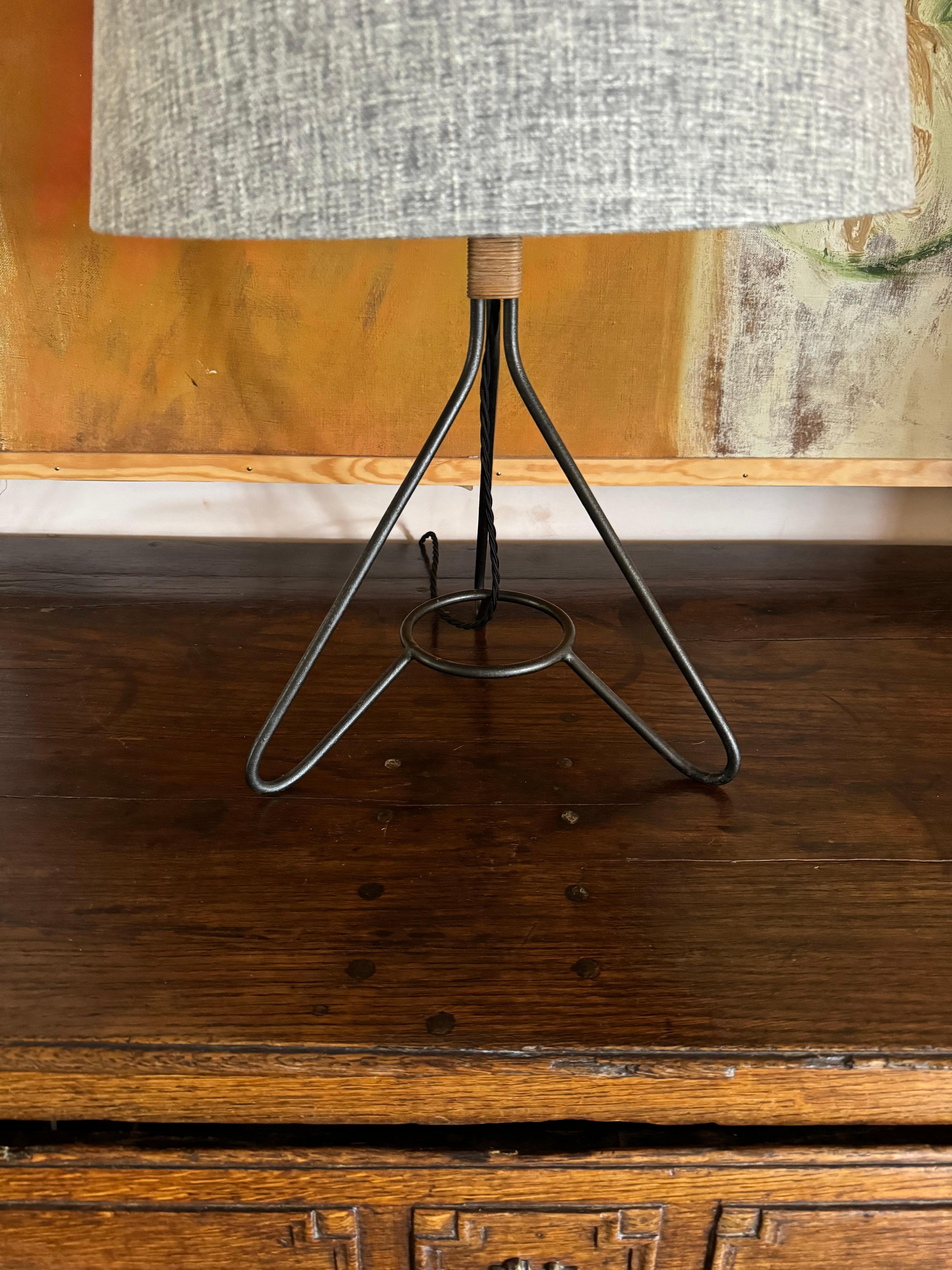 Mid-Century moderno Lampada francese degli anni '50 in metallo nero e corda. in vendita