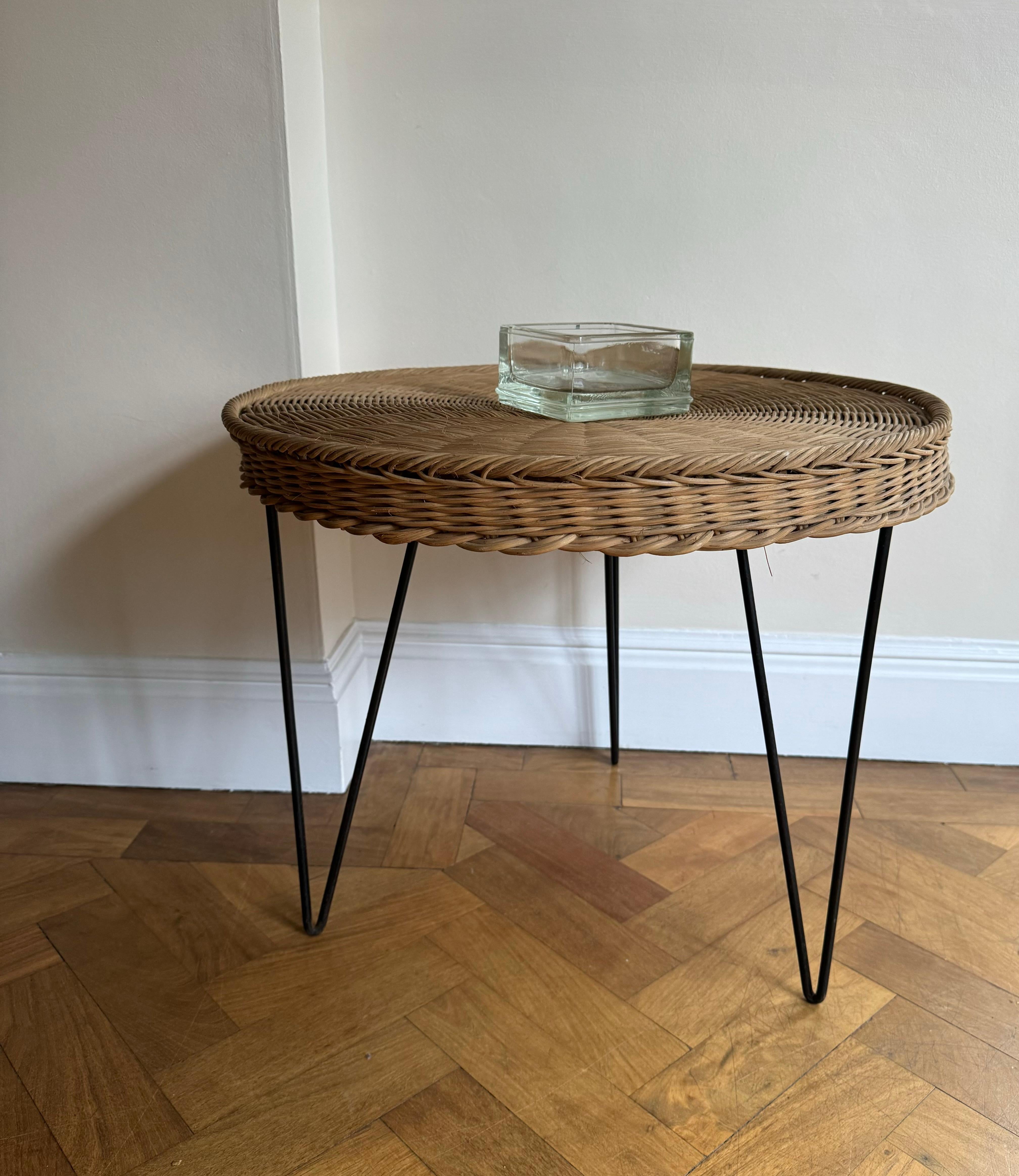 Table d'appoint en métal noir et en osier à la manière de Raoul Guys, datant de 1959. 