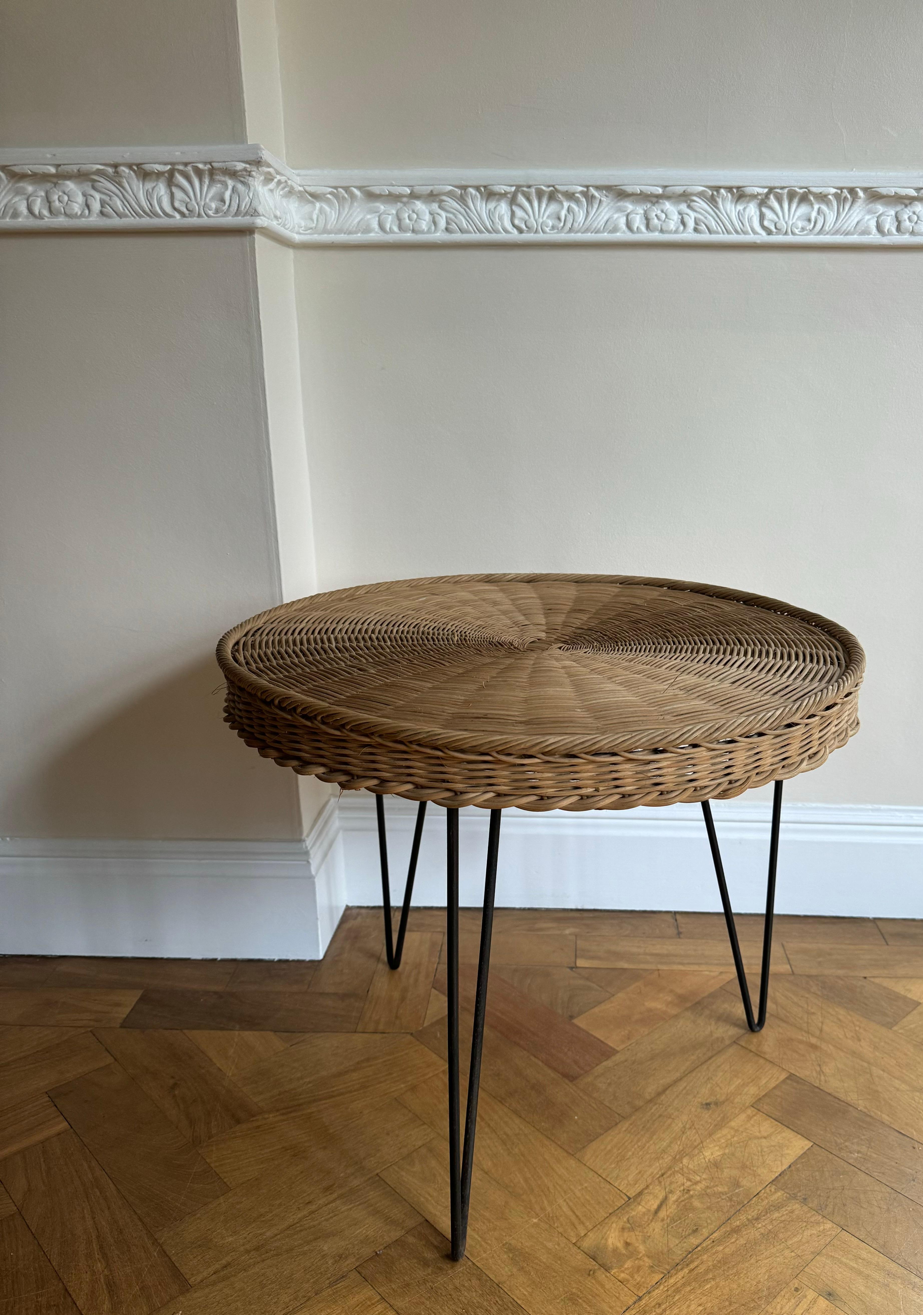 Mid-Century Modern Table d'appoint en métal noir et osier des années 1950 en vente