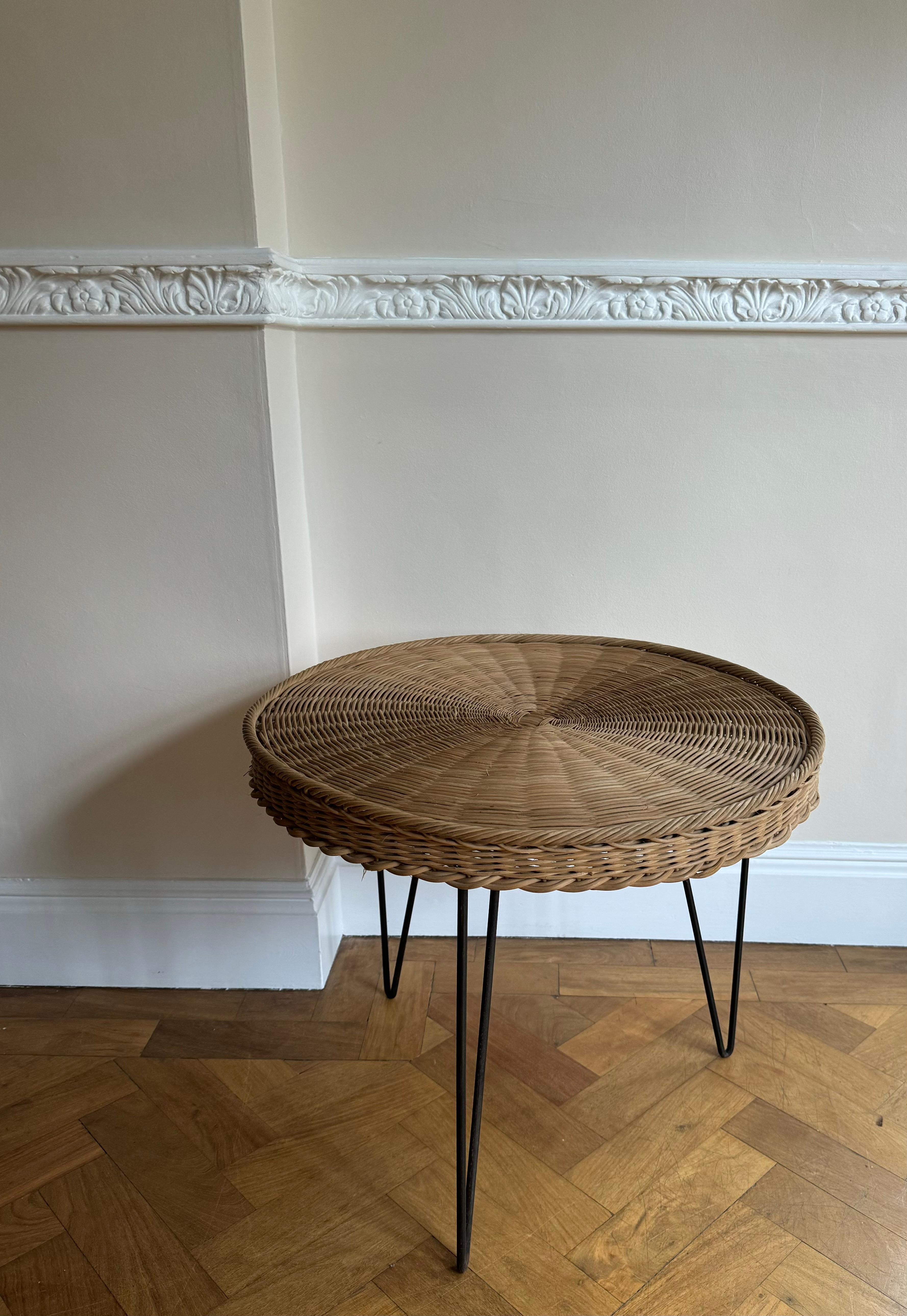 Français Table d'appoint en métal noir et osier des années 1950 en vente