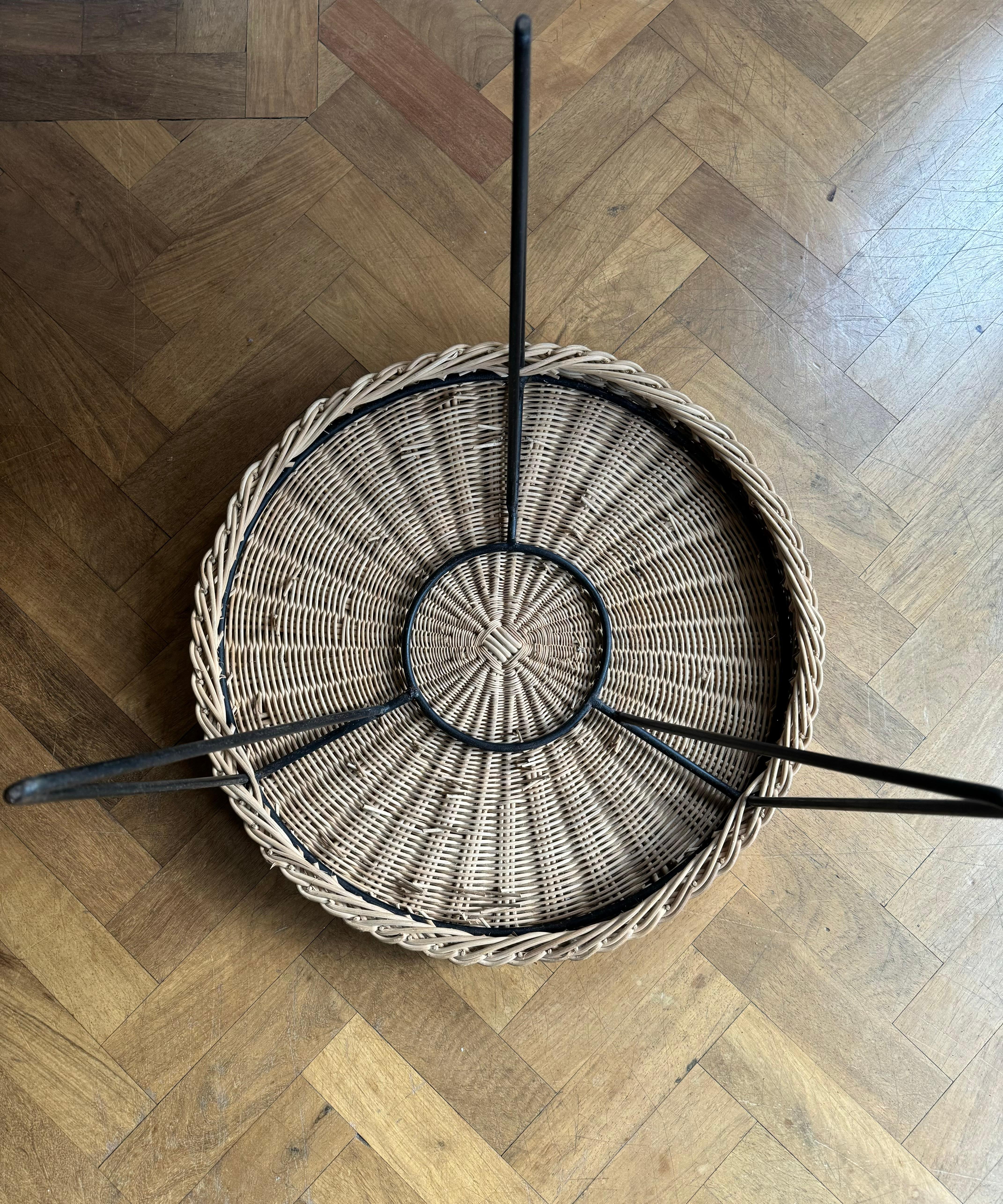 Table d'appoint en métal noir et osier des années 1950 Bon état - En vente à London, GB