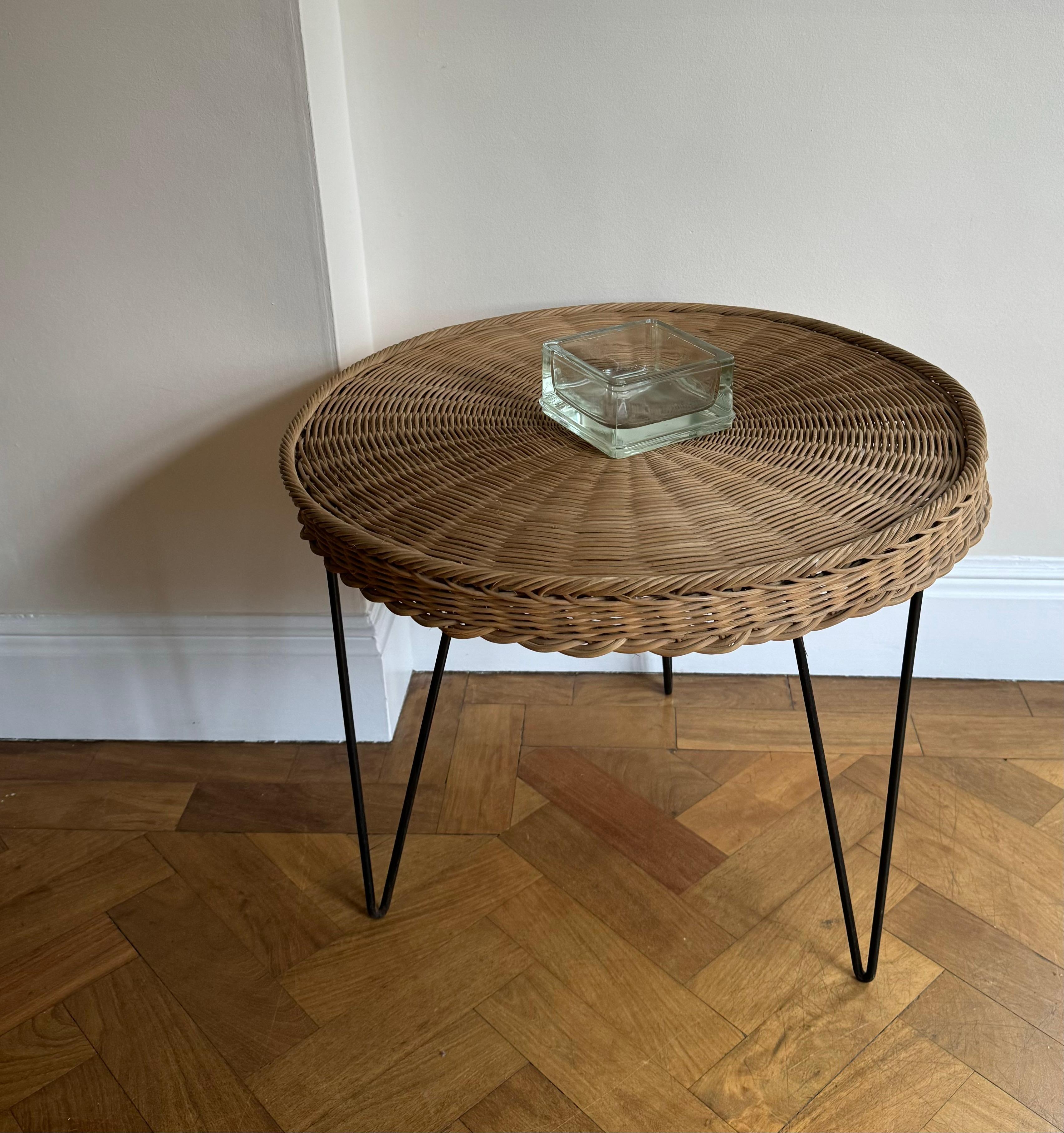 20ième siècle Table d'appoint en métal noir et osier des années 1950 en vente