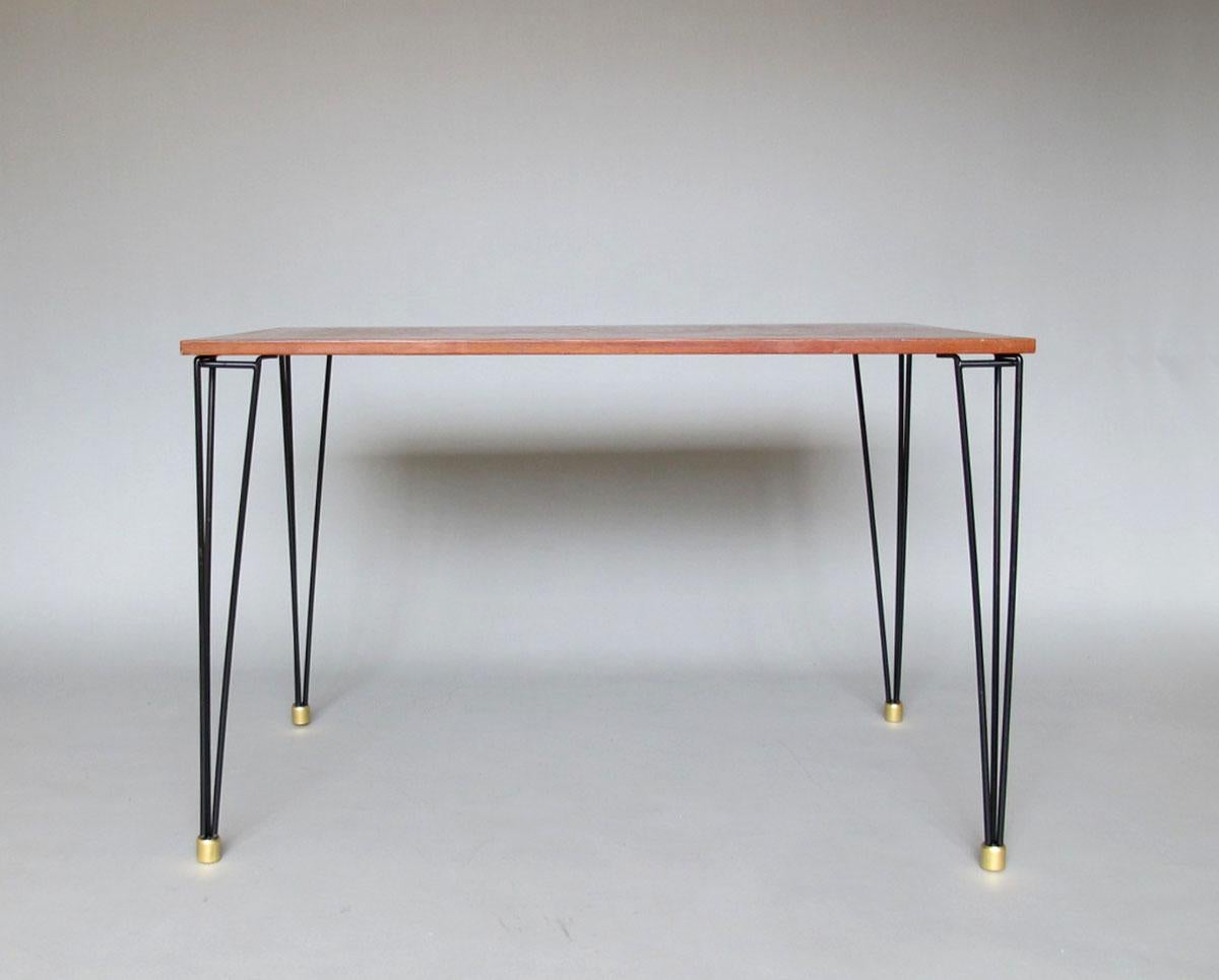 Table d'écriture / d'appoint française du milieu du siècle, avec un plateau en bois, un cadre en métal laqué noir et des sabots en laiton.
