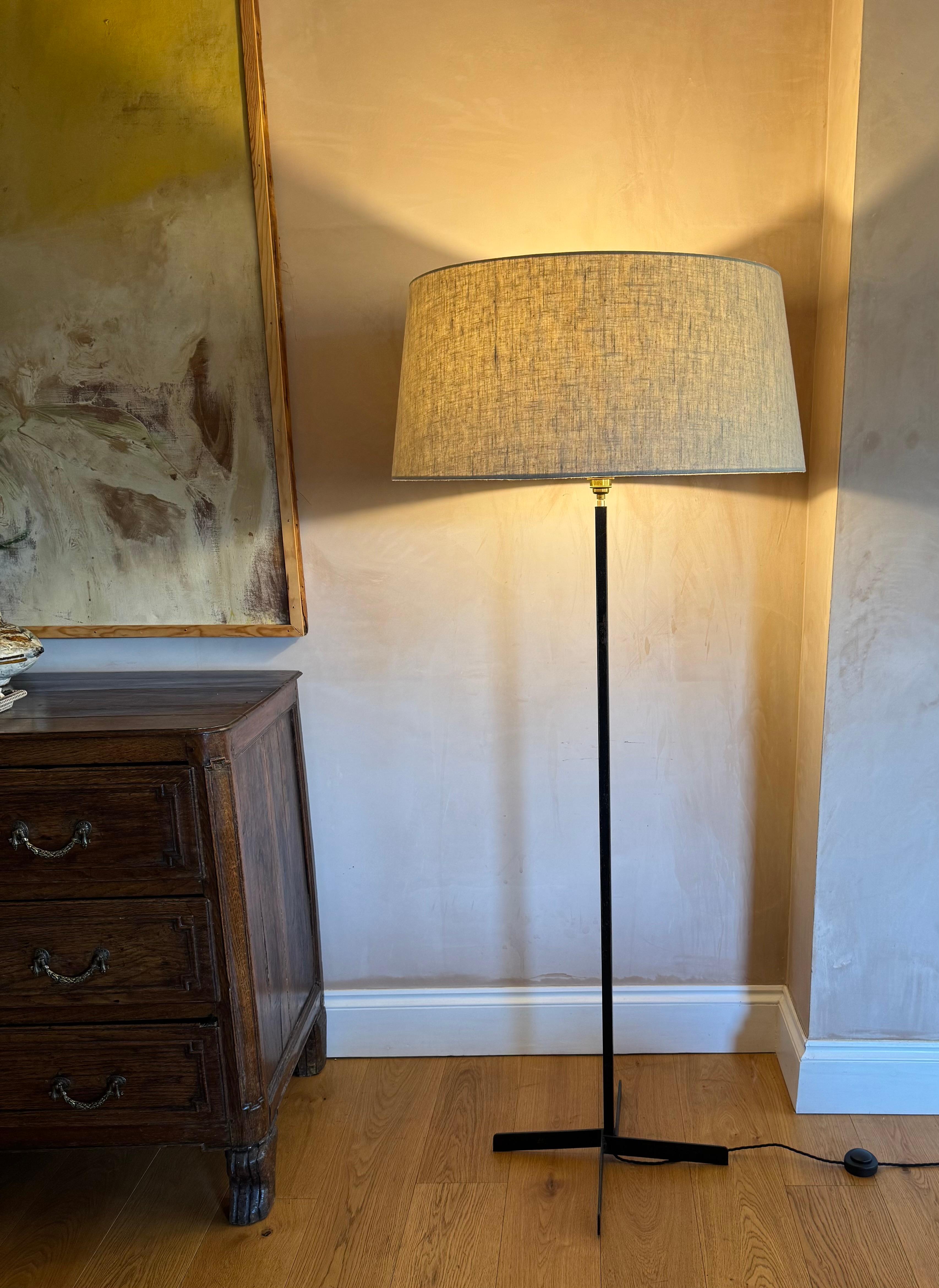 Mid-Century Modern Lampadaire en métal noir des années 1950 en vente