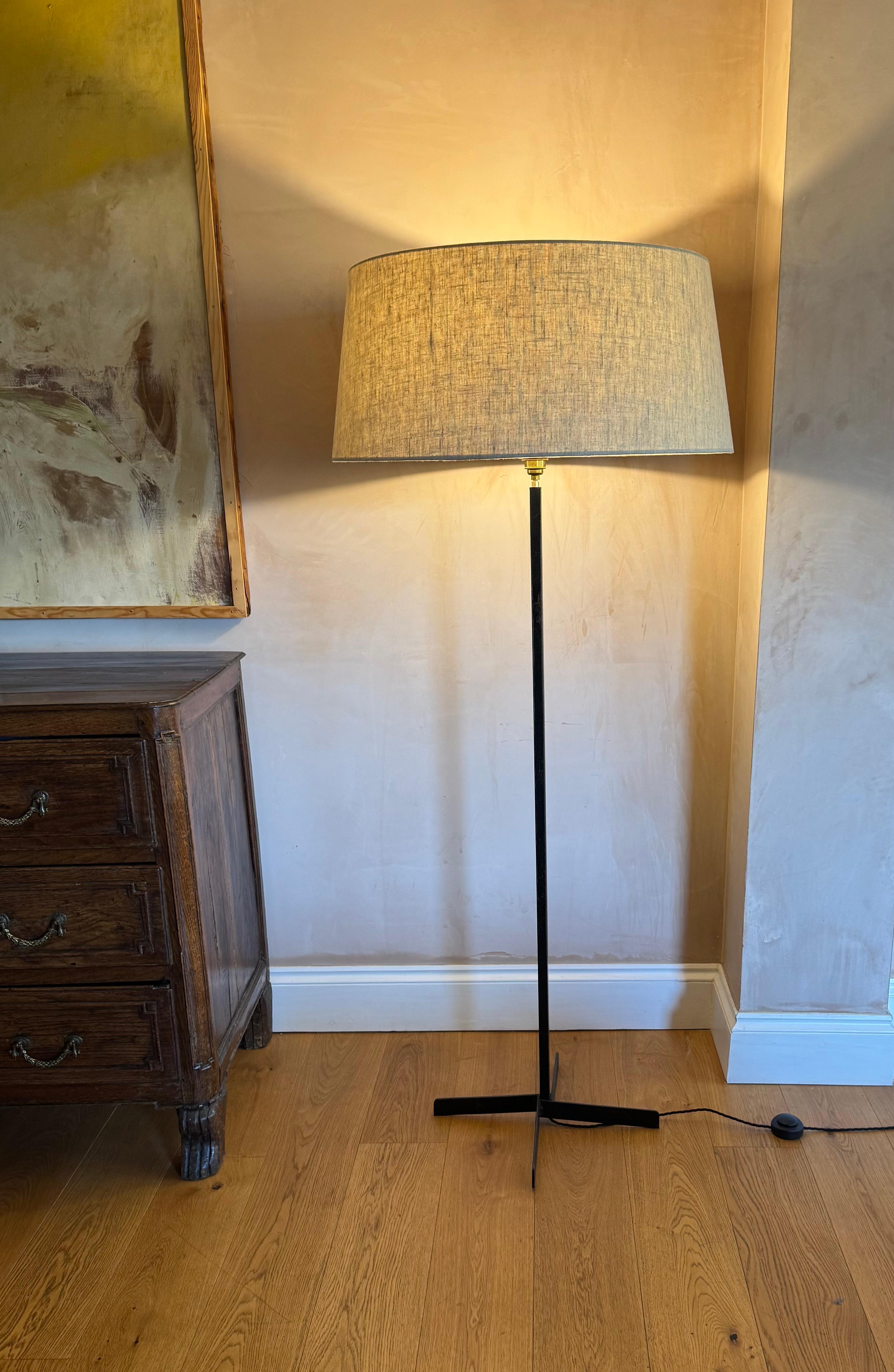 Français Lampadaire en métal noir des années 1950 en vente