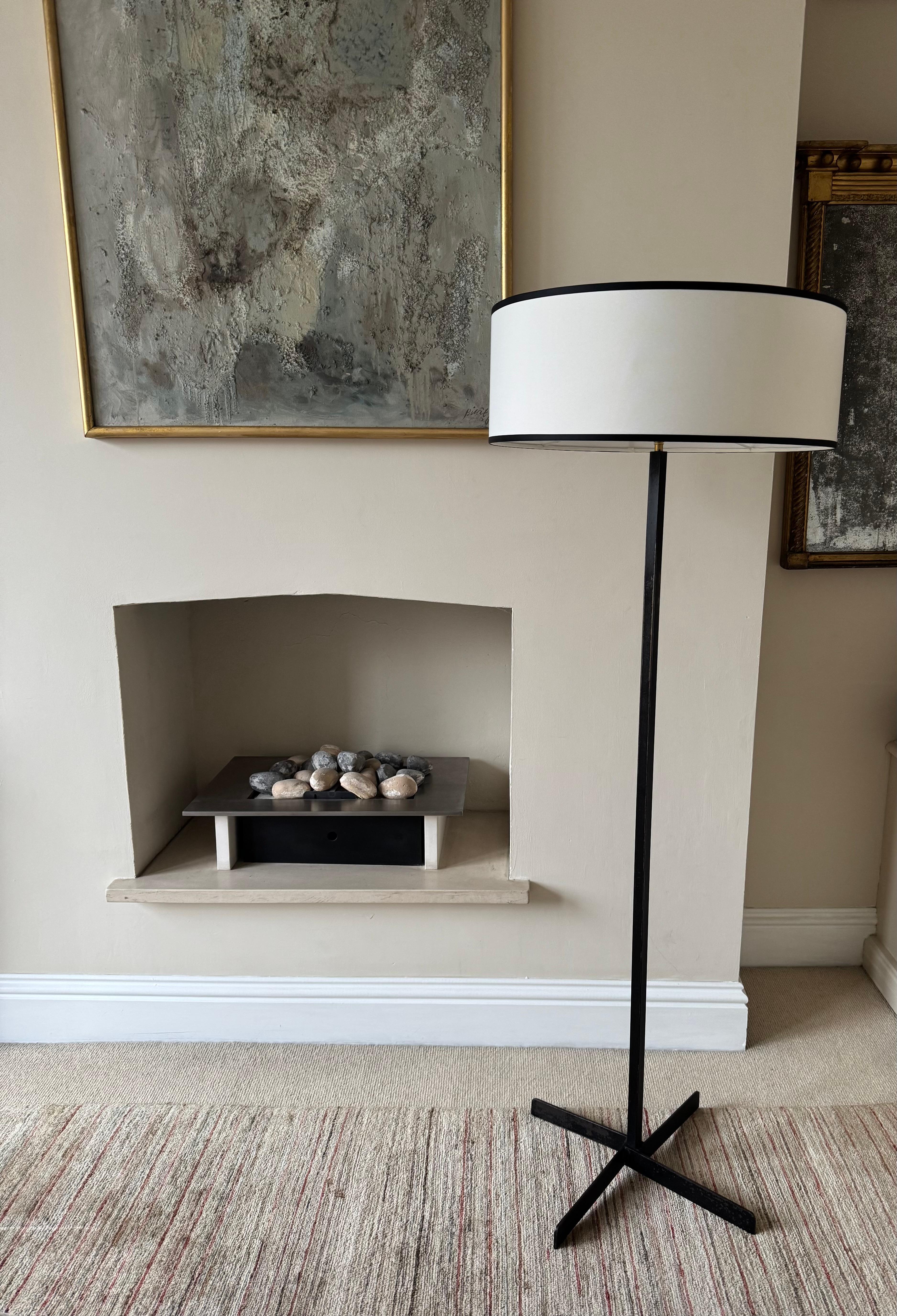 French 1950’s black metal floor lamp In Good Condition For Sale In London, GB