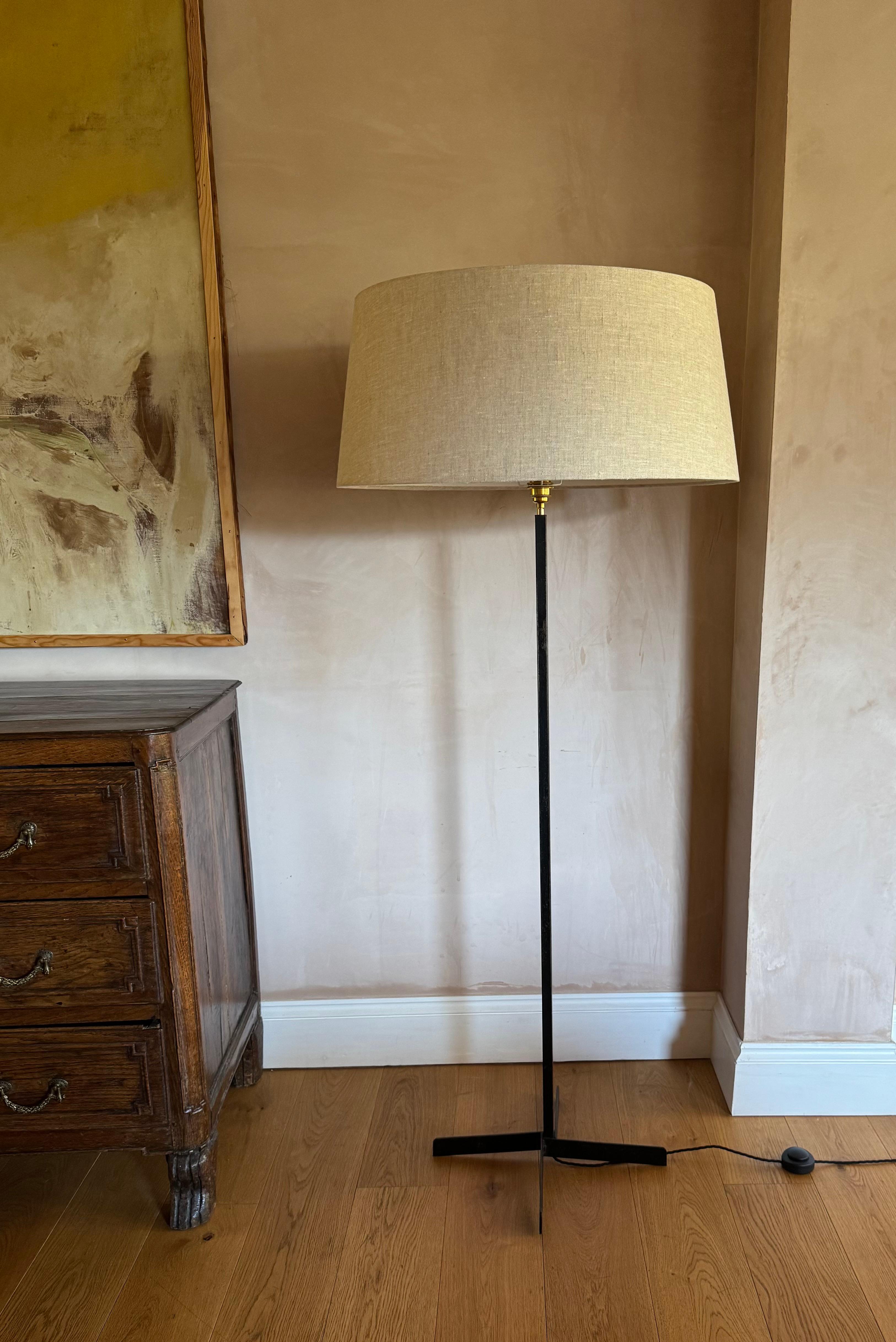 Peint Lampadaire en métal noir des années 1950 en vente