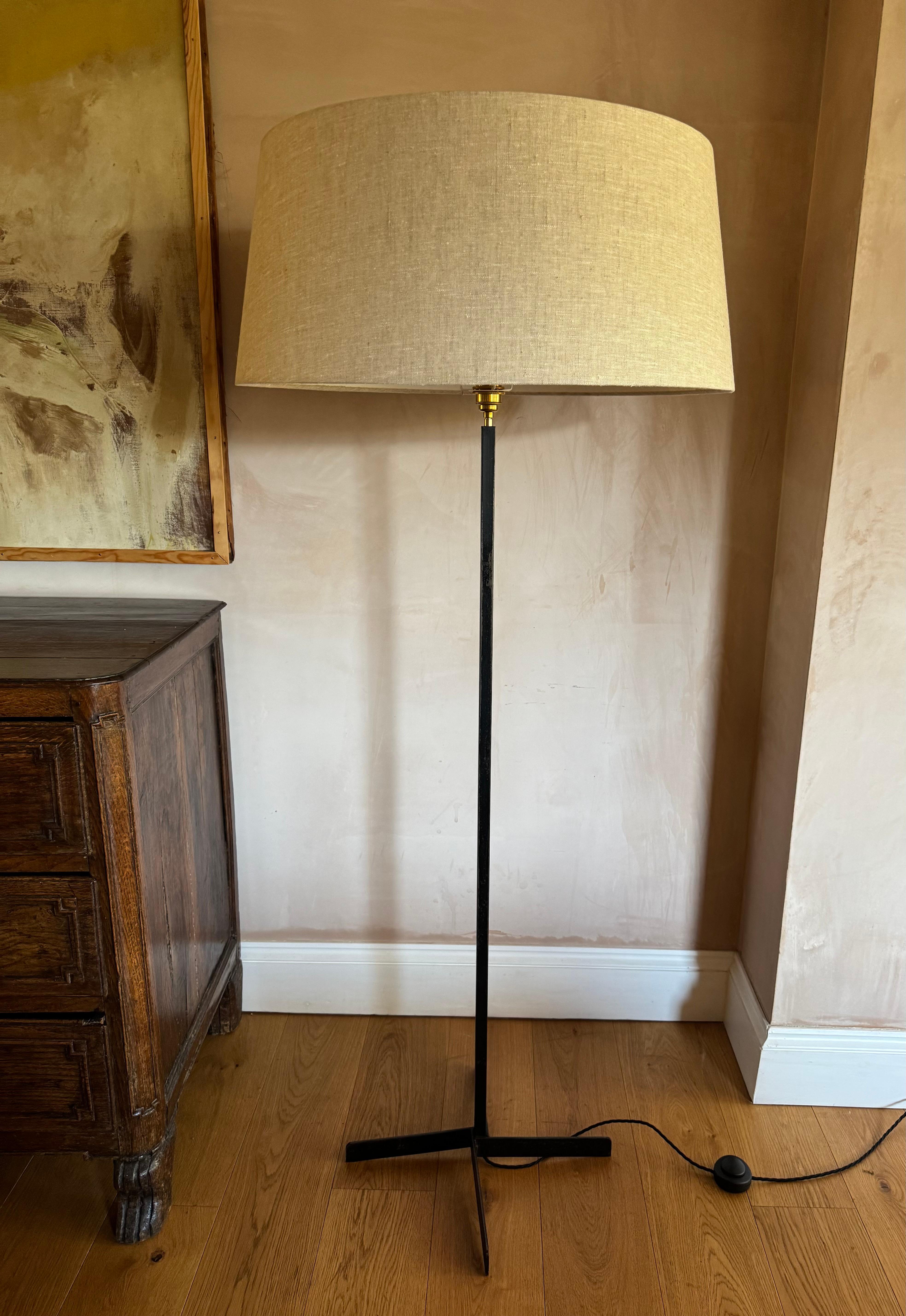 20ième siècle Lampadaire en métal noir des années 1950 en vente