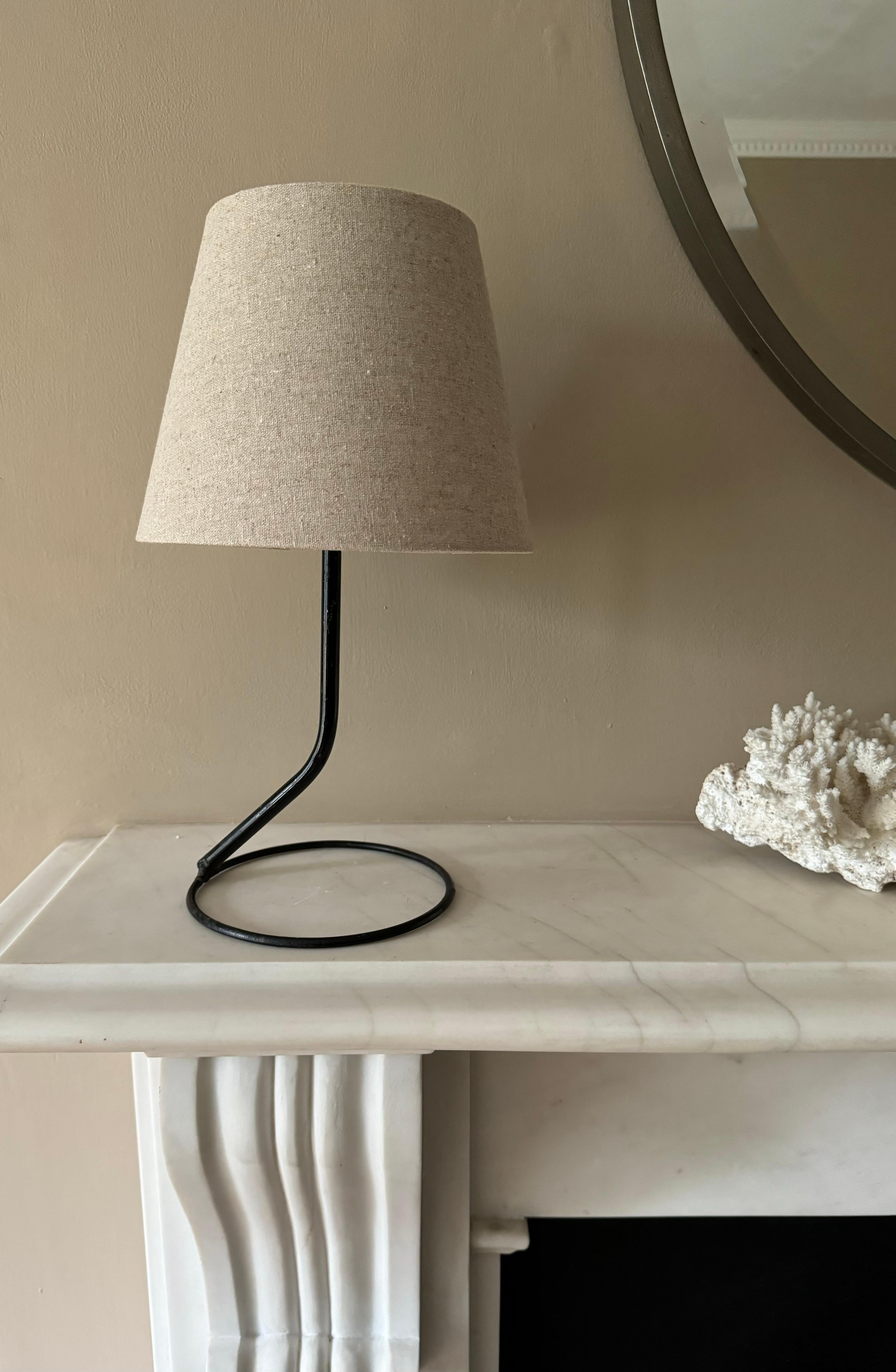 Una piccola lampada da tavolo francese in metallo nero nello stile di Mathieu Mategot. Venduto con paralume ricablato incluso.