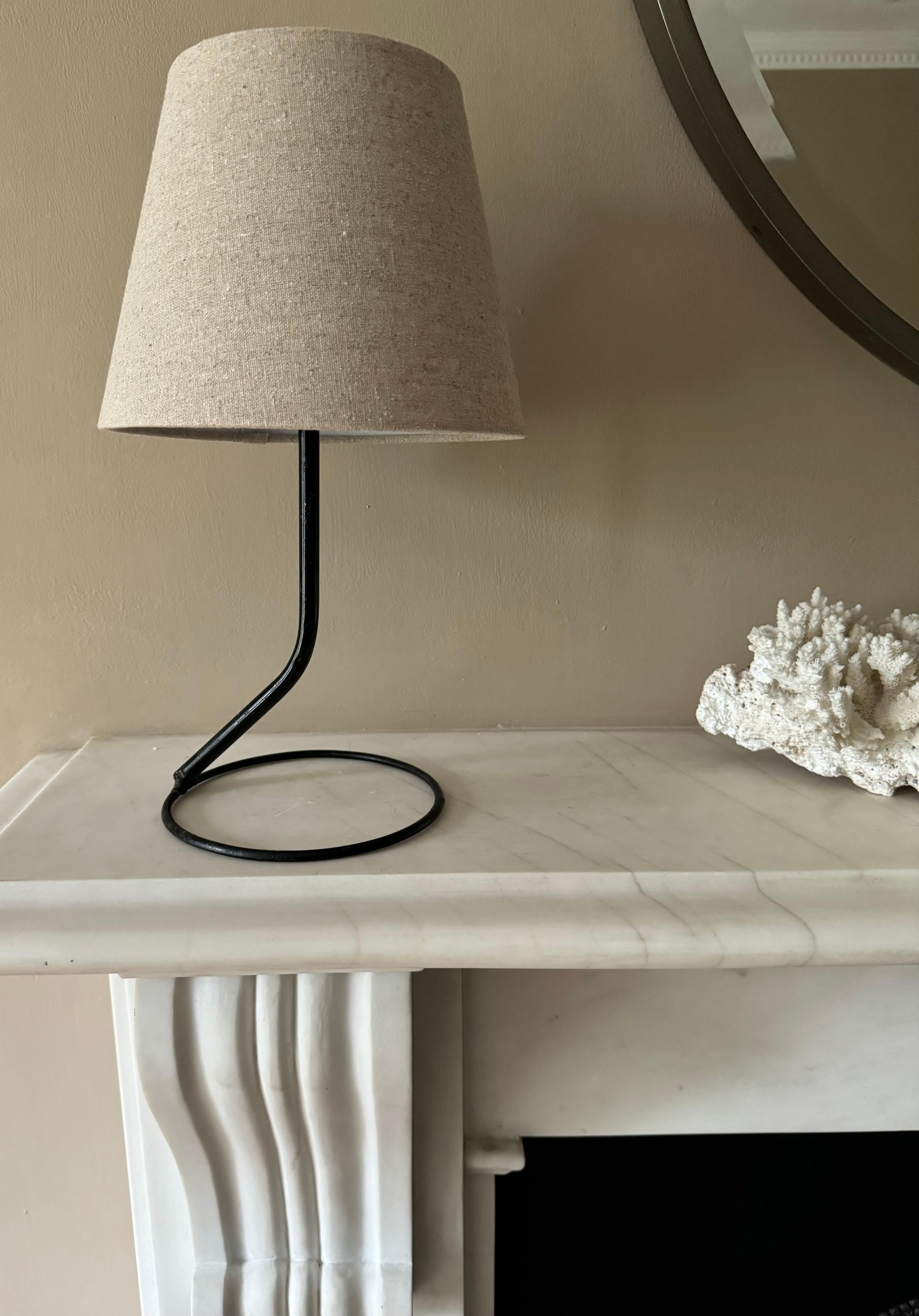 Mid-Century moderno Lampada francese in metallo nero degli anni '50 in stile Mathieu Mategot in vendita