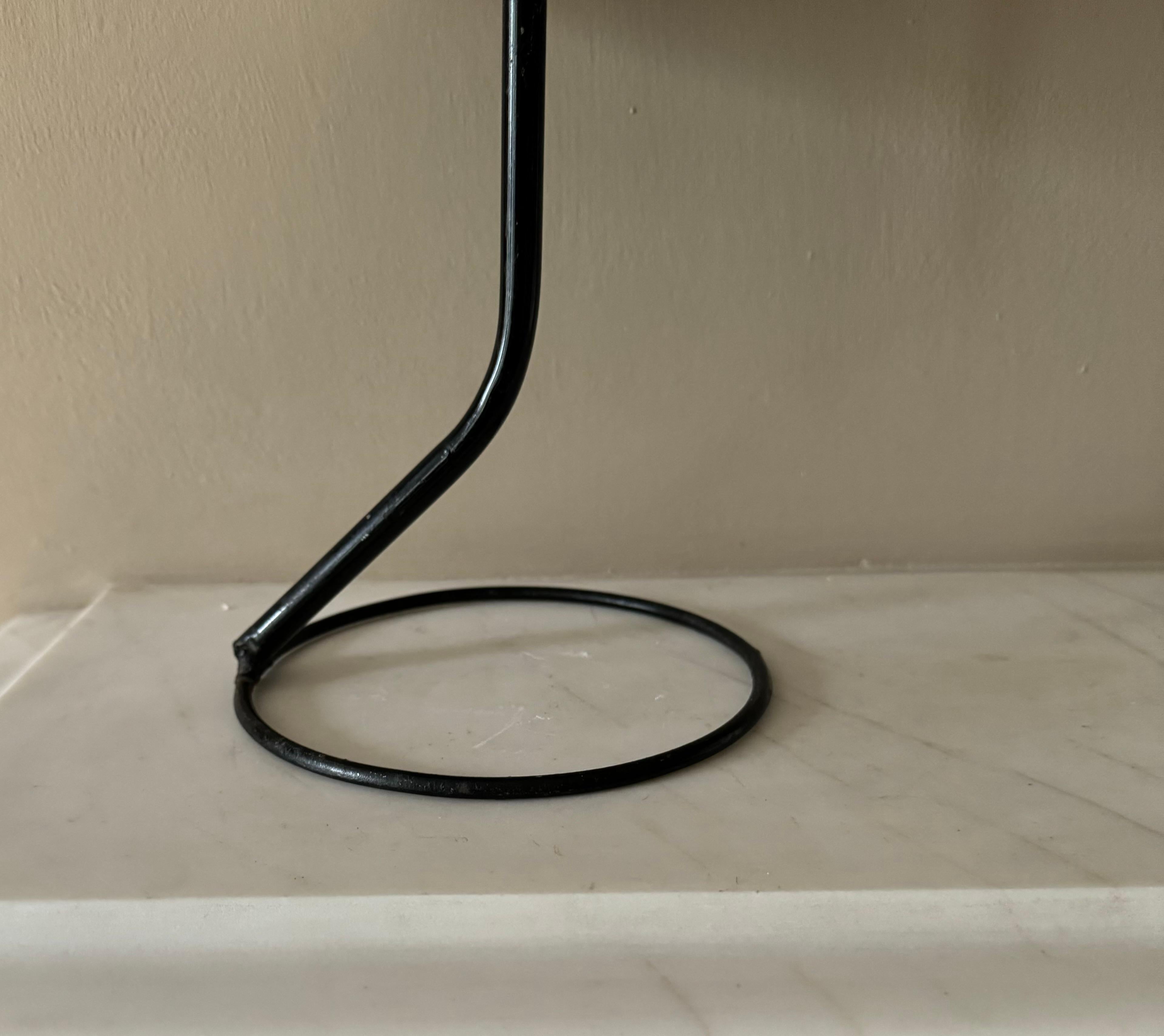 Lampada francese in metallo nero degli anni '50 in stile Mathieu Mategot In condizioni buone in vendita a London, GB