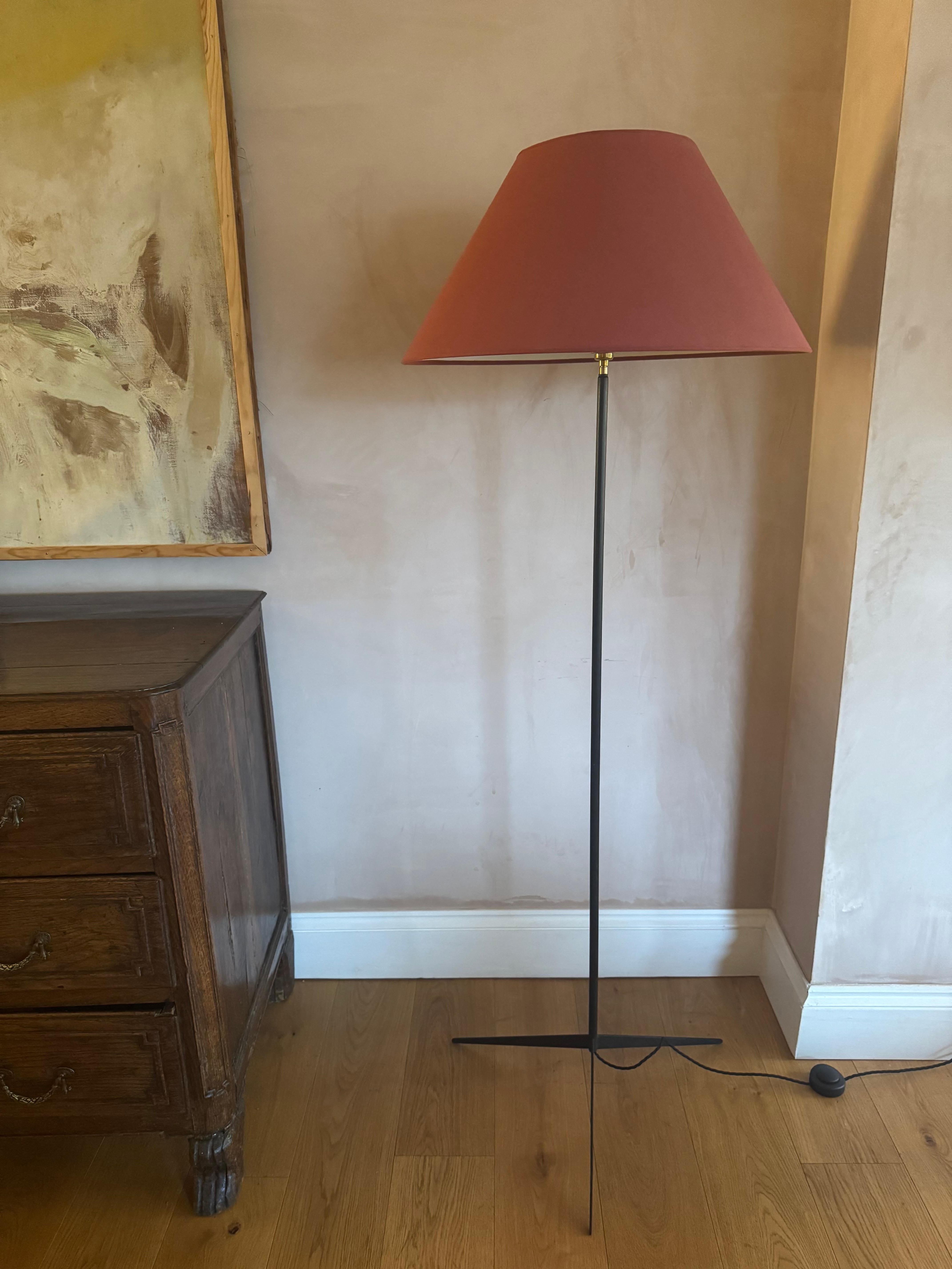 Lampada da terra francese degli anni '50 in metallo nero con base a treppiede. Ricablata. Ombra per esposizione. 
Altezza fino alla parte superiore del paralume 165 cm
Altezza della parte superiore del raccordo 142 cm
Dia del paralume 57 cm