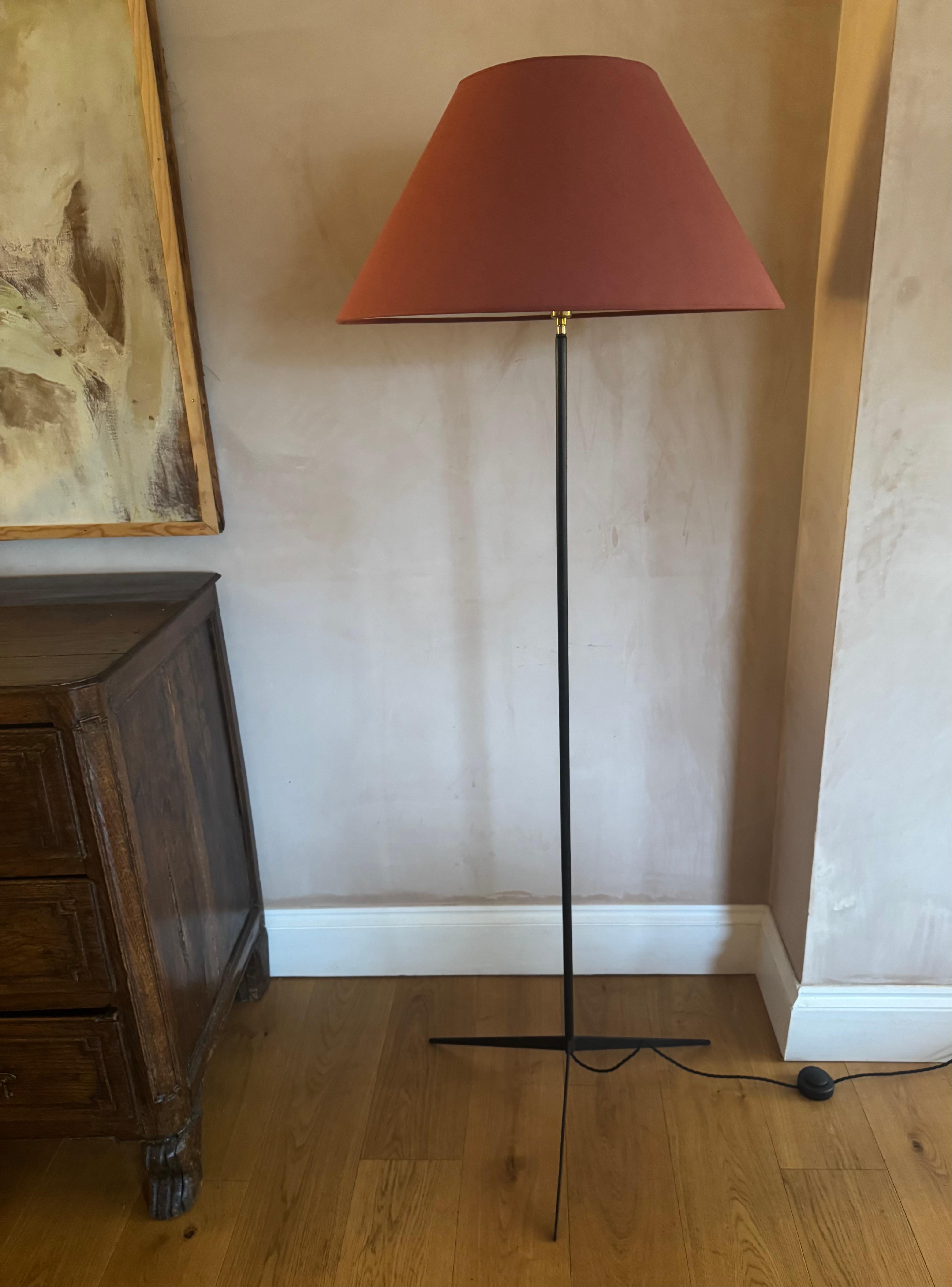 Mid-Century moderno Lampada da terra francese a treppiede in metallo nero degli anni '50 in vendita