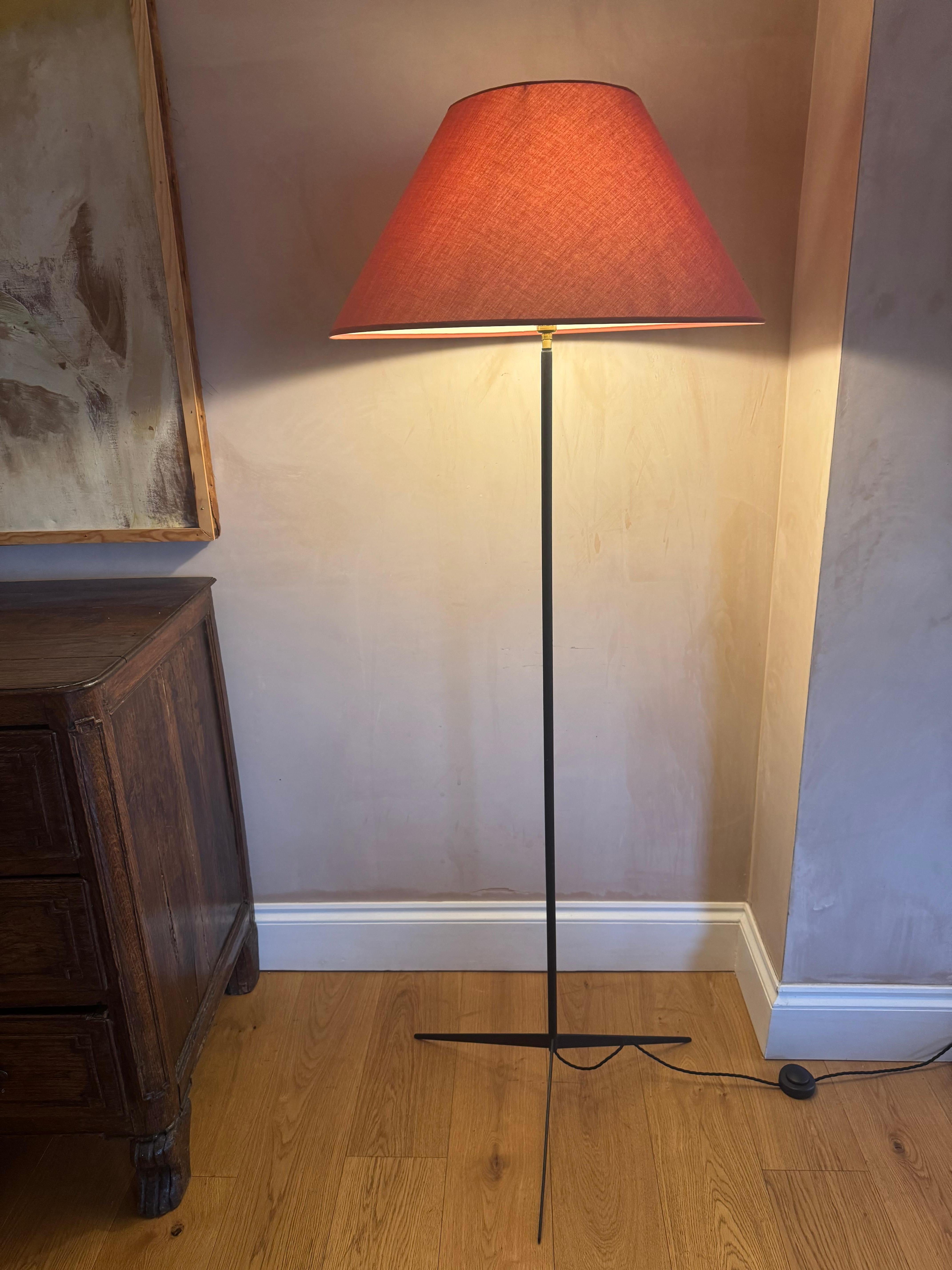 Francese Lampada da terra francese a treppiede in metallo nero degli anni '50 in vendita