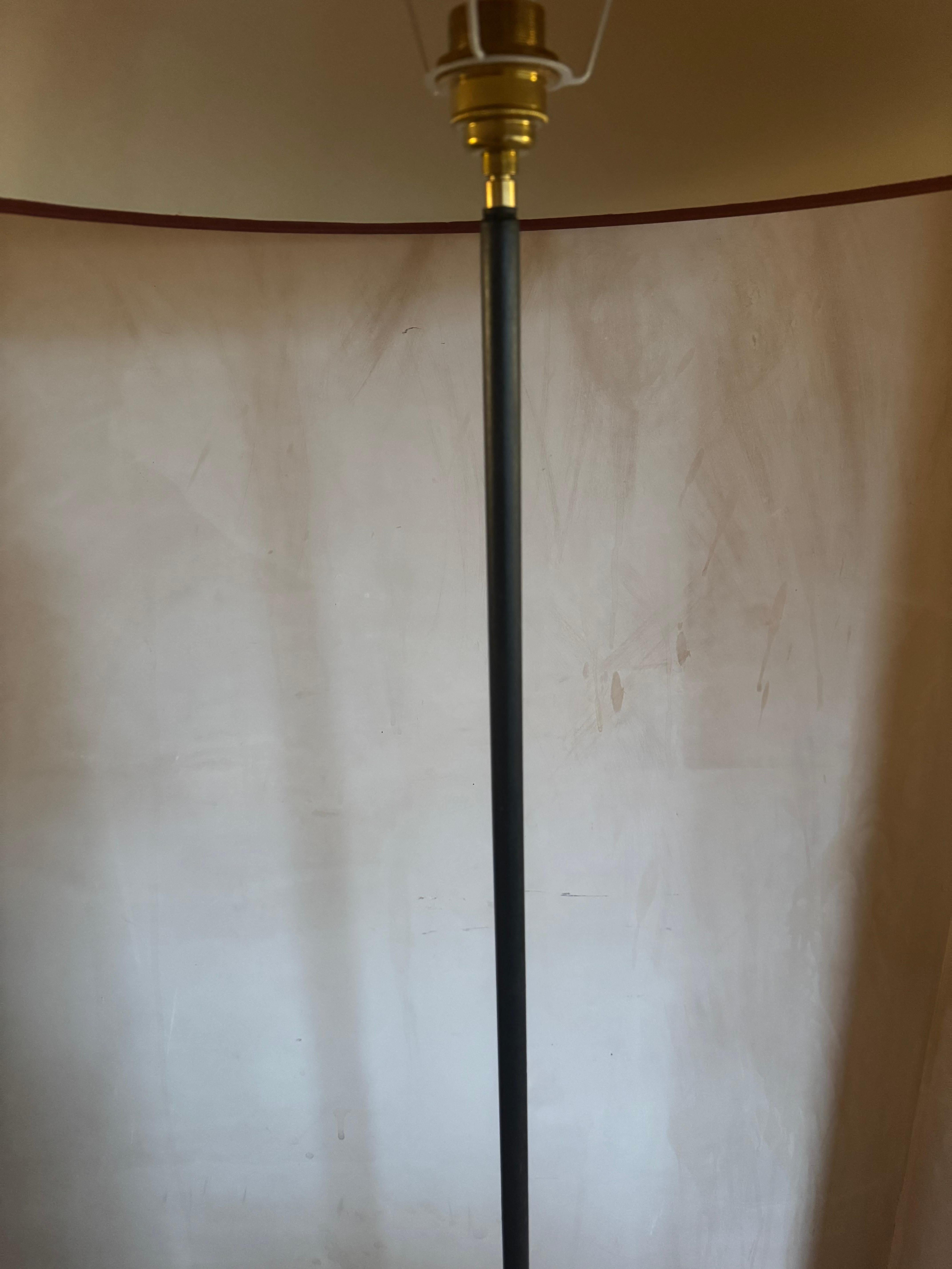 Dipinto Lampada da terra francese a treppiede in metallo nero degli anni '50 in vendita