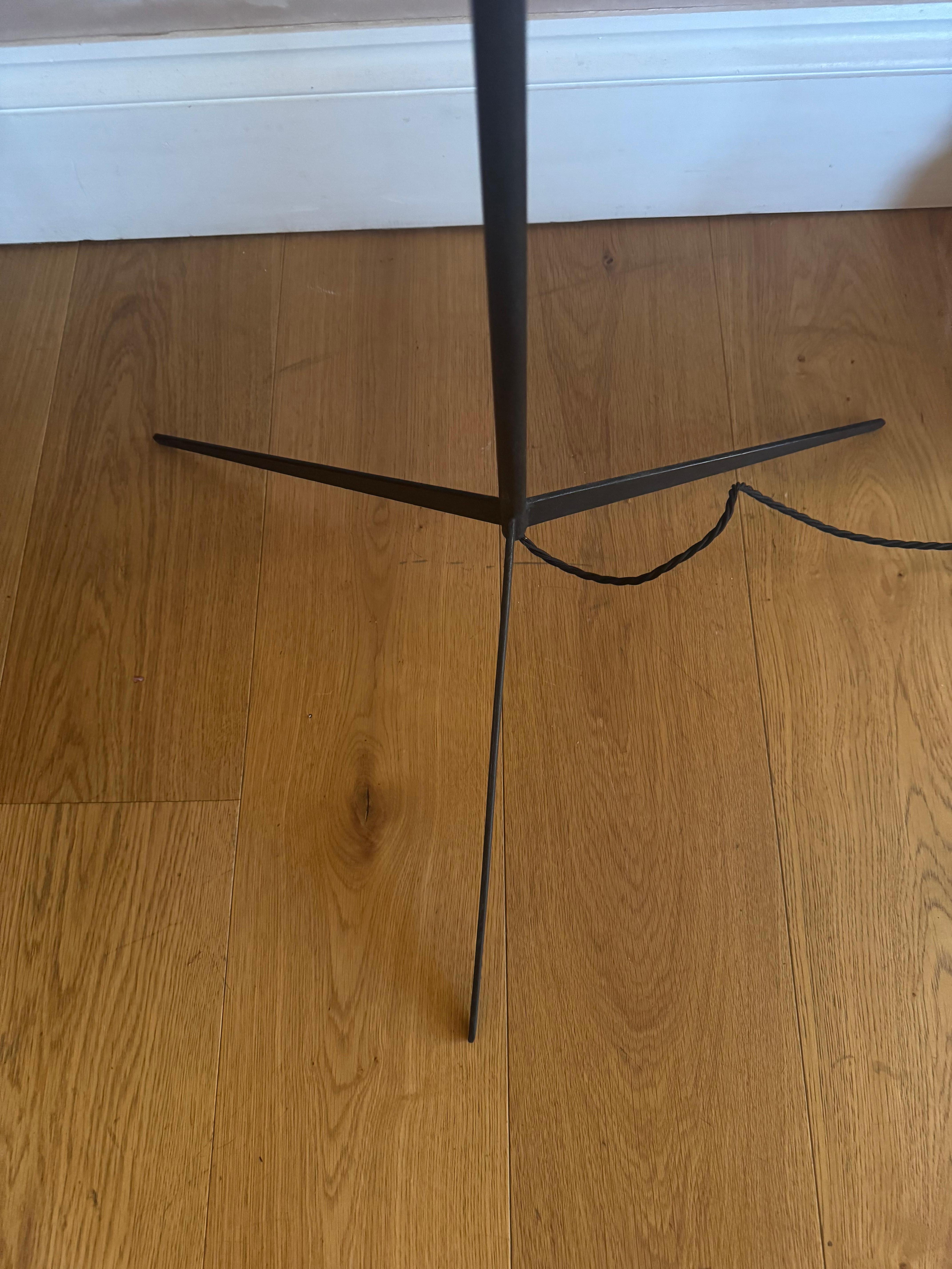 Lampada da terra francese a treppiede in metallo nero degli anni '50 In condizioni buone in vendita a London, GB