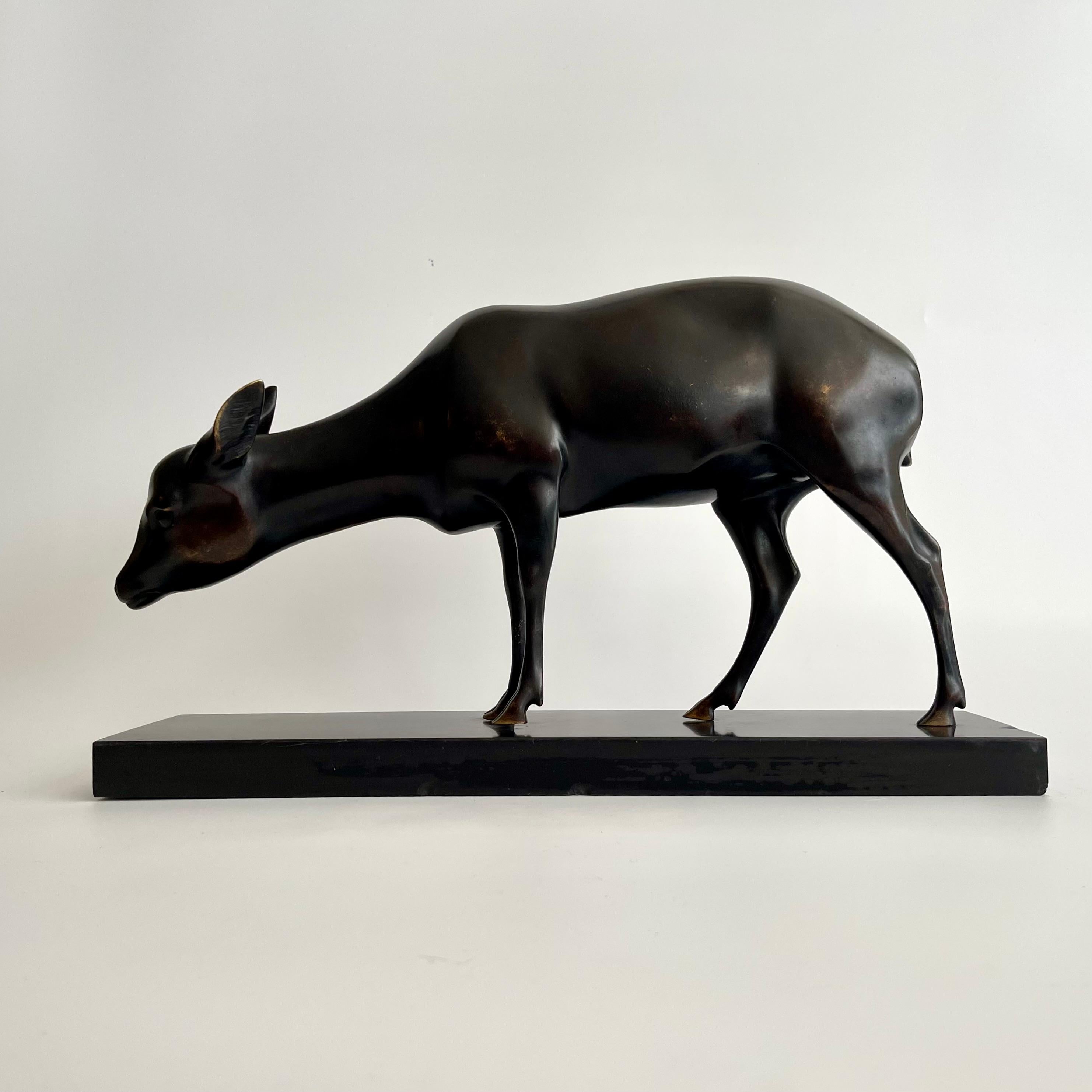 Eine schöne Bronzeskulptur eines grasenden Hirsches, signiert vom Künstler Armand Sinko.
Abmessungen: Sockel 50 cm breit, 13 cm tief
Skulptur: 47cm Breite, 26cm Höhe, 9cm Tiefe