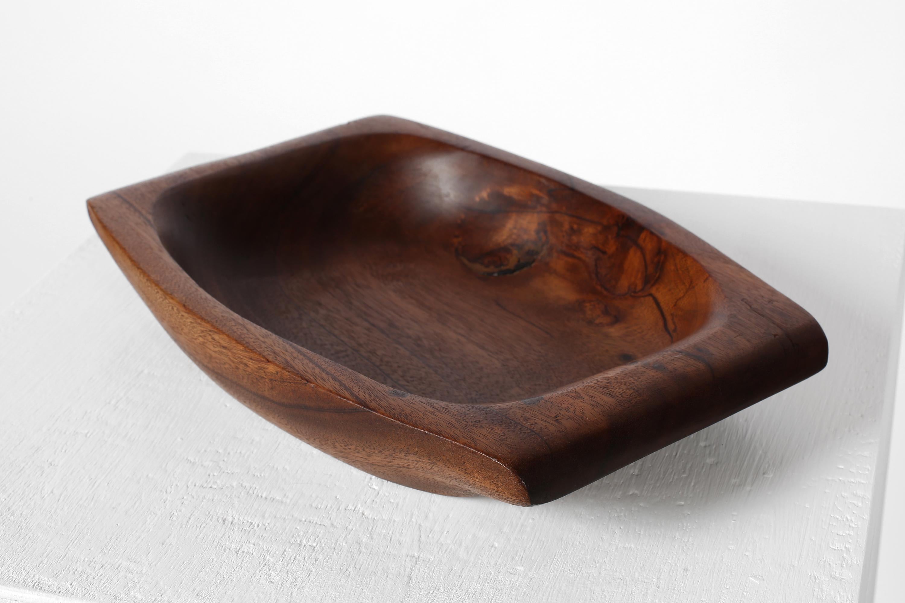 Französische Vide-Poche aus geschnitztem Nussbaumholz aus den 1950er Jahren von Odile Noll im Angebot 1