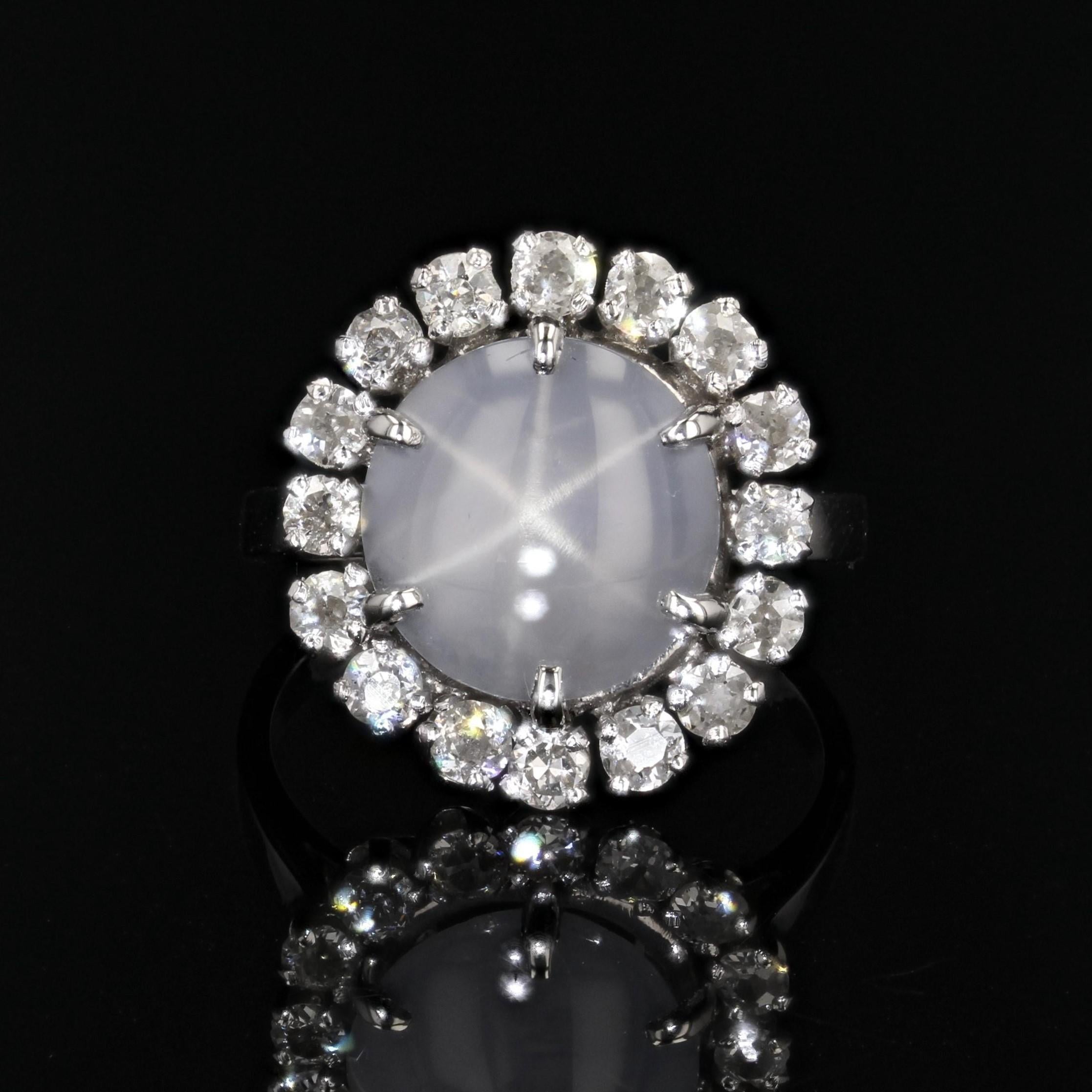 French 1950s Ceylon Star Sapphire Diamonds 18 Karat White Gold Cluster Ring In Good Condition For Sale In Poitiers, FR