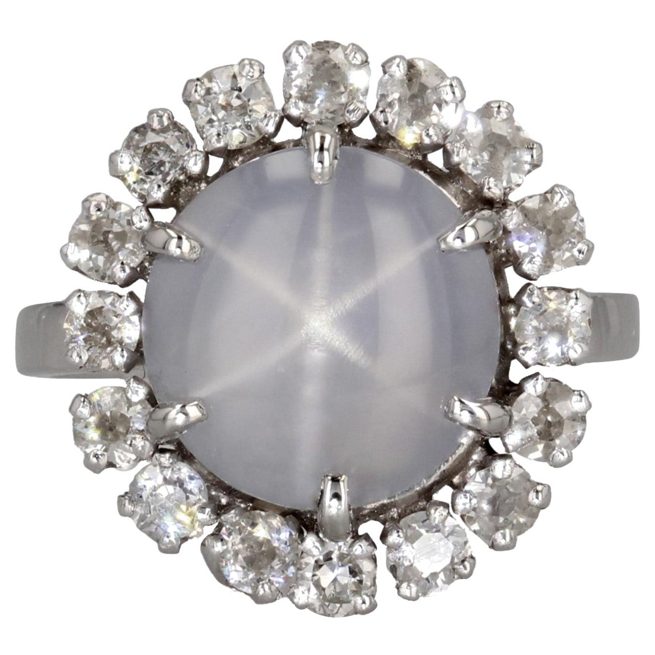 Anillo francés de oro blanco de 18 quilates con diamantes y zafiro estrella de Ceilán de los años 50