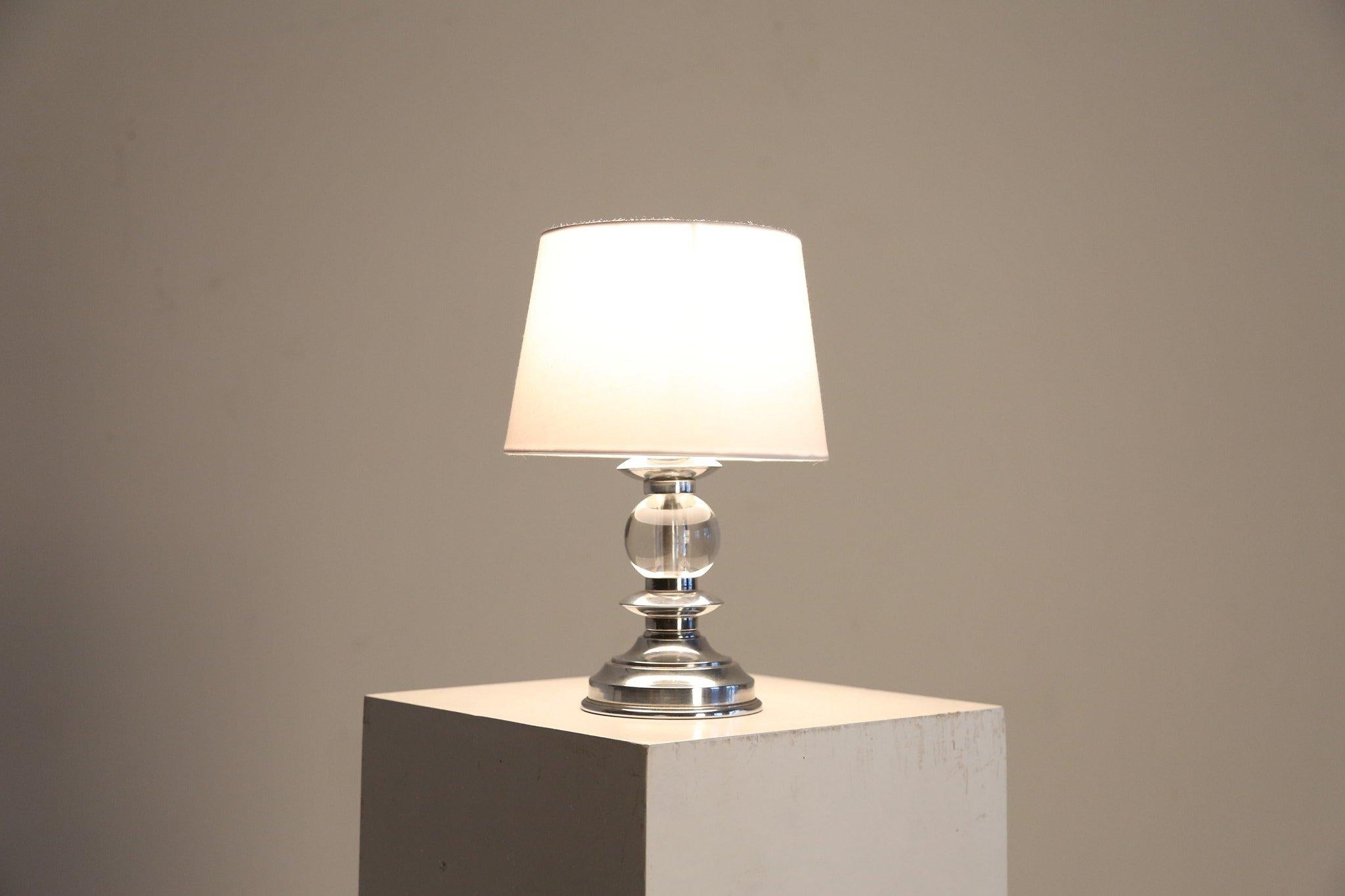 Lampada da tavolo in ottone cromato, ben proporzionata, con dettaglio in vetro sferico, molto simile a quello di Jacques Adnet.

Francese anni '50. Ora è stato ricablato per essere utilizzato nel Regno Unito.

Condizioni originali molto belle, con