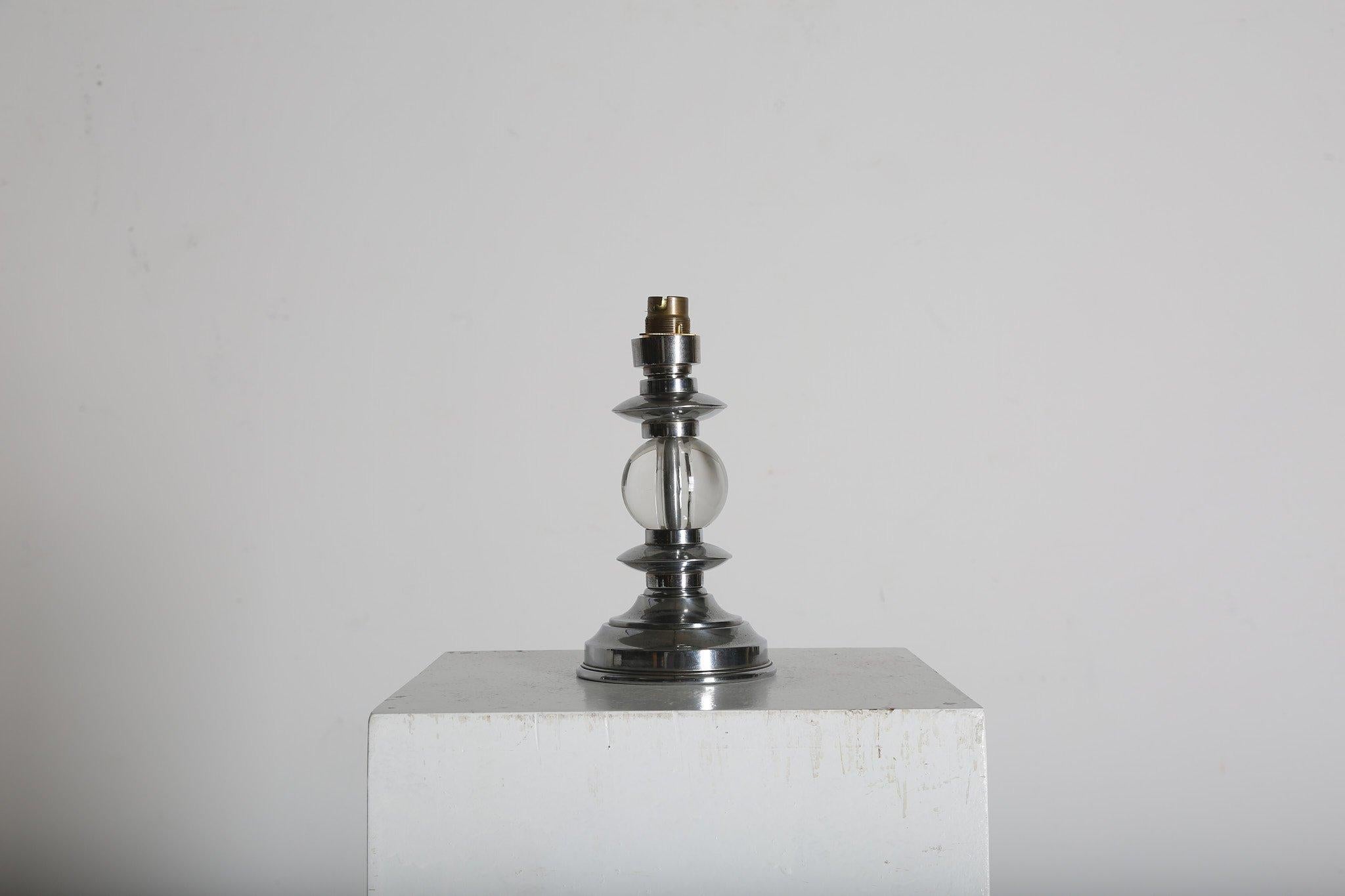 Art Déco Lampada da tavolo a sfera in vetro e cromo francese degli anni '50 alla maniera di Jacques Adnet in vendita