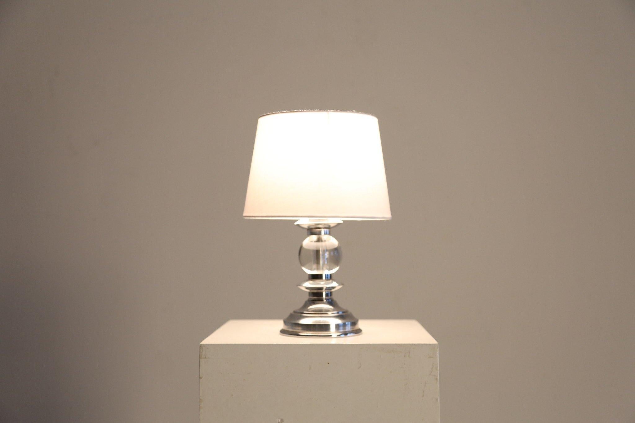 Francese Lampada da tavolo a sfera in vetro e cromo francese degli anni '50 alla maniera di Jacques Adnet in vendita