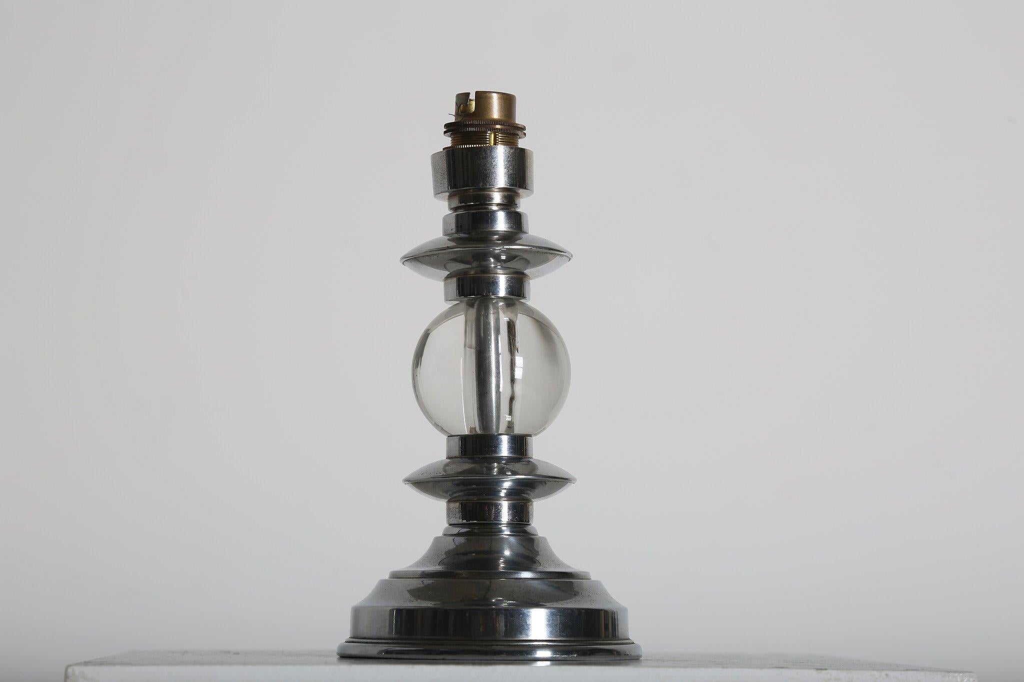 Lampada da tavolo a sfera in vetro e cromo francese degli anni '50 alla maniera di Jacques Adnet In condizioni buone in vendita a London, England