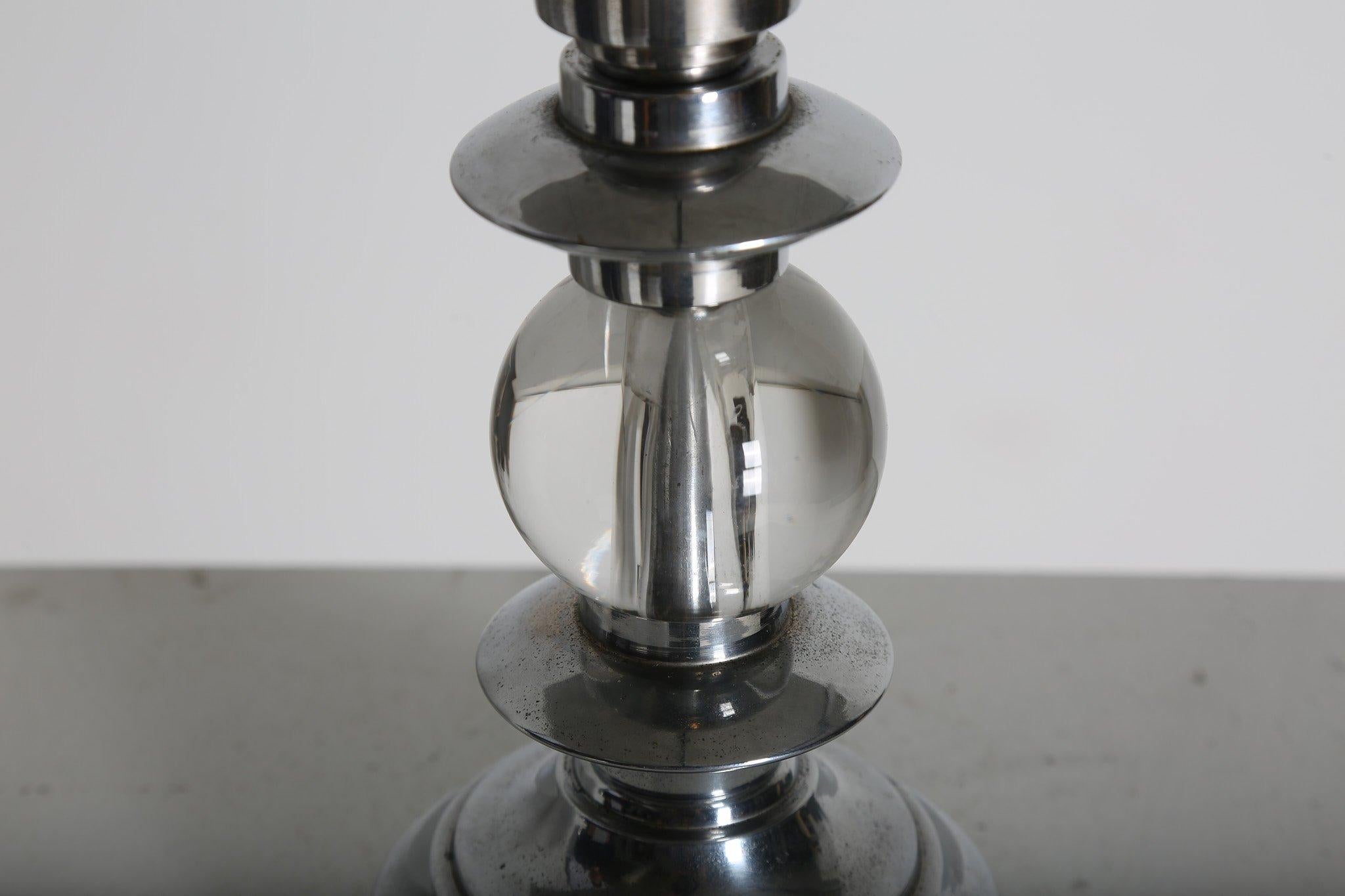 Ottone Lampada da tavolo a sfera in vetro e cromo francese degli anni '50 alla maniera di Jacques Adnet in vendita