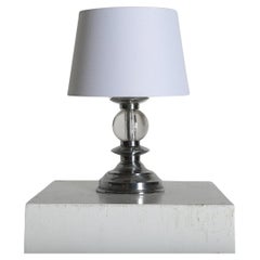 Französische Chrom- und Glaskugel-Tischlampe aus den 1950er Jahren nach dem Vorbild von Jacques Adnet