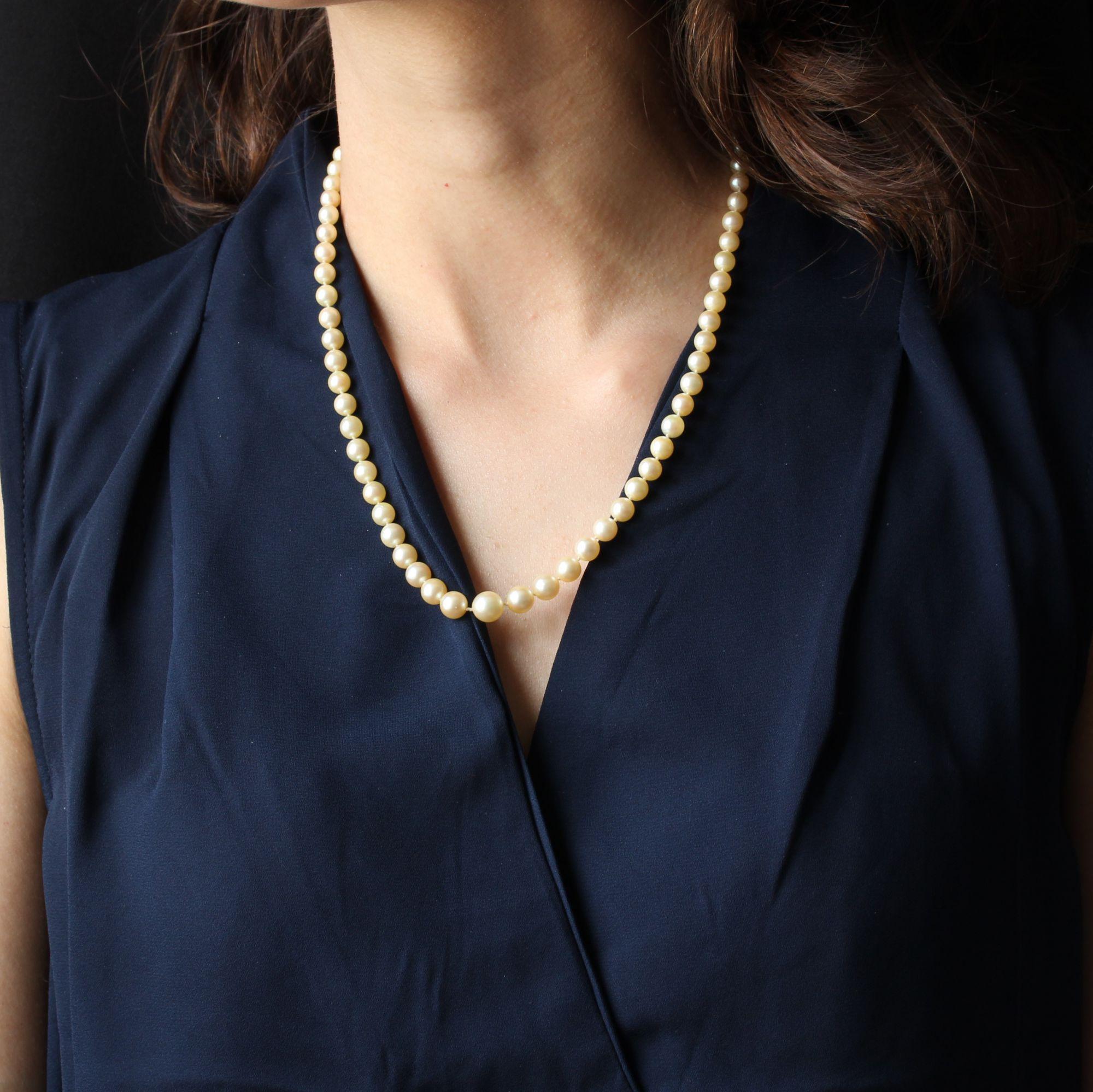 French 1950s Cultured Golden Falling Pearl Necklace For Sale 1