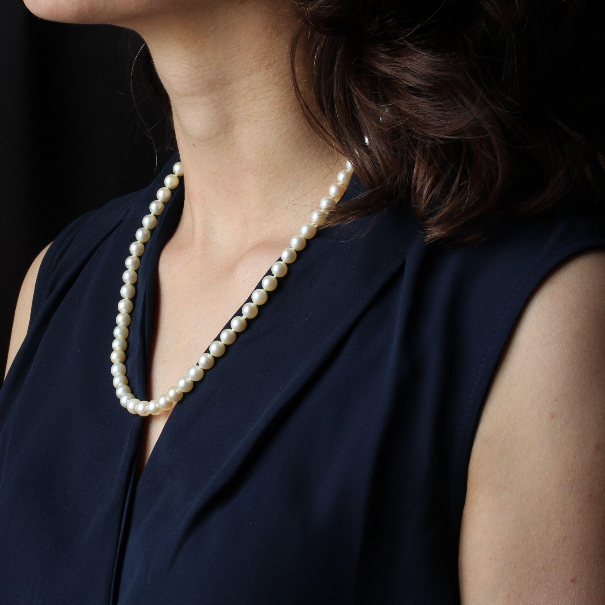 Collier de perles de culture de couleur blanc nacré de taille identique.
Il a un fermoir à cliquet qui se trouve dans une perle à l'extrémité. Elle est en or jaune 18 carats, poinçon tête d'aigle et est accompagnée d'une chaîne de sécurité avec