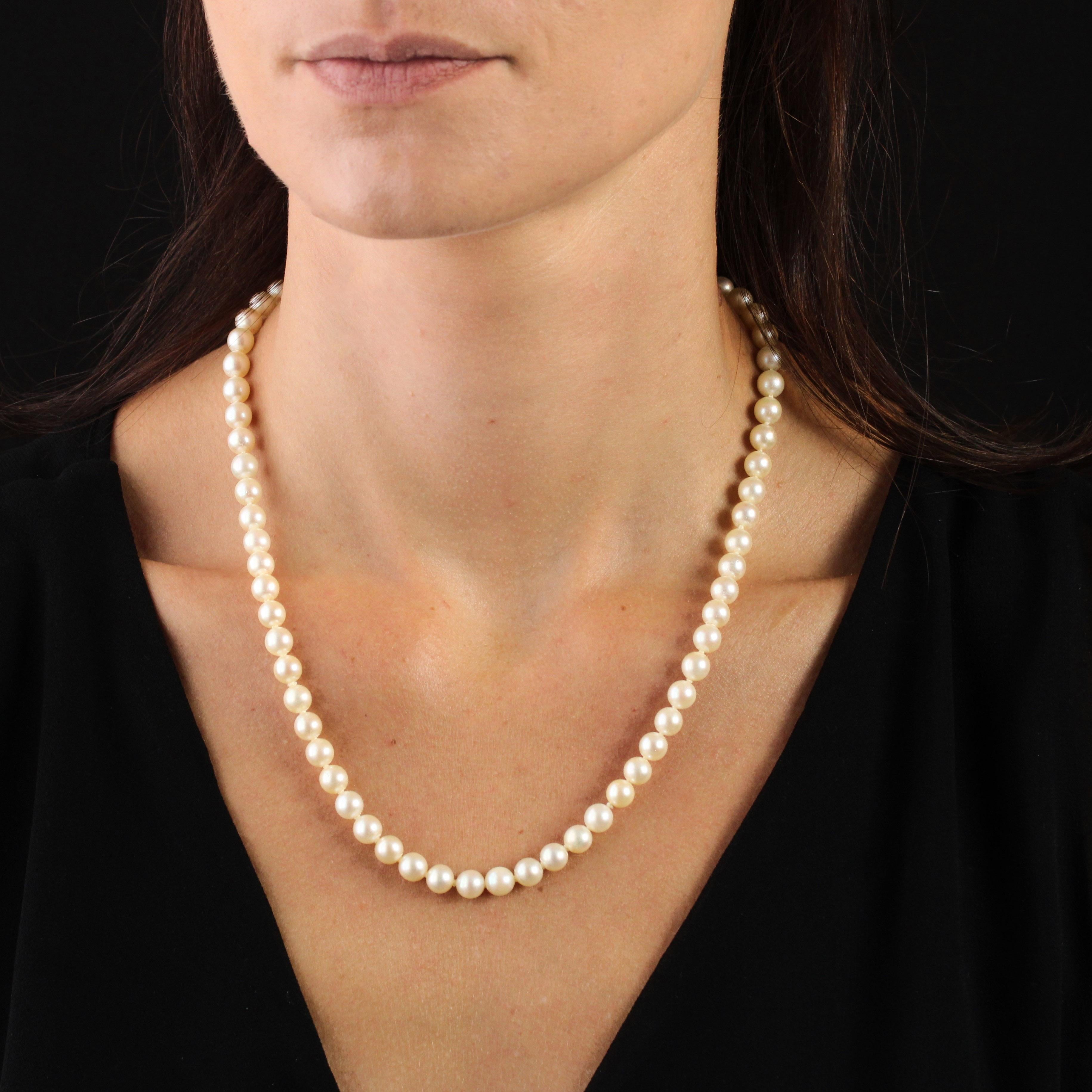 Necklace of cultured pearls in pearly white orient of identical size.
It has a ratchet clasp that is inside a pearl at the end. It is in 18 karat yellow gold, eagle head hallmark and is accompanied by a safety chain with spring ring.
Diameter of the